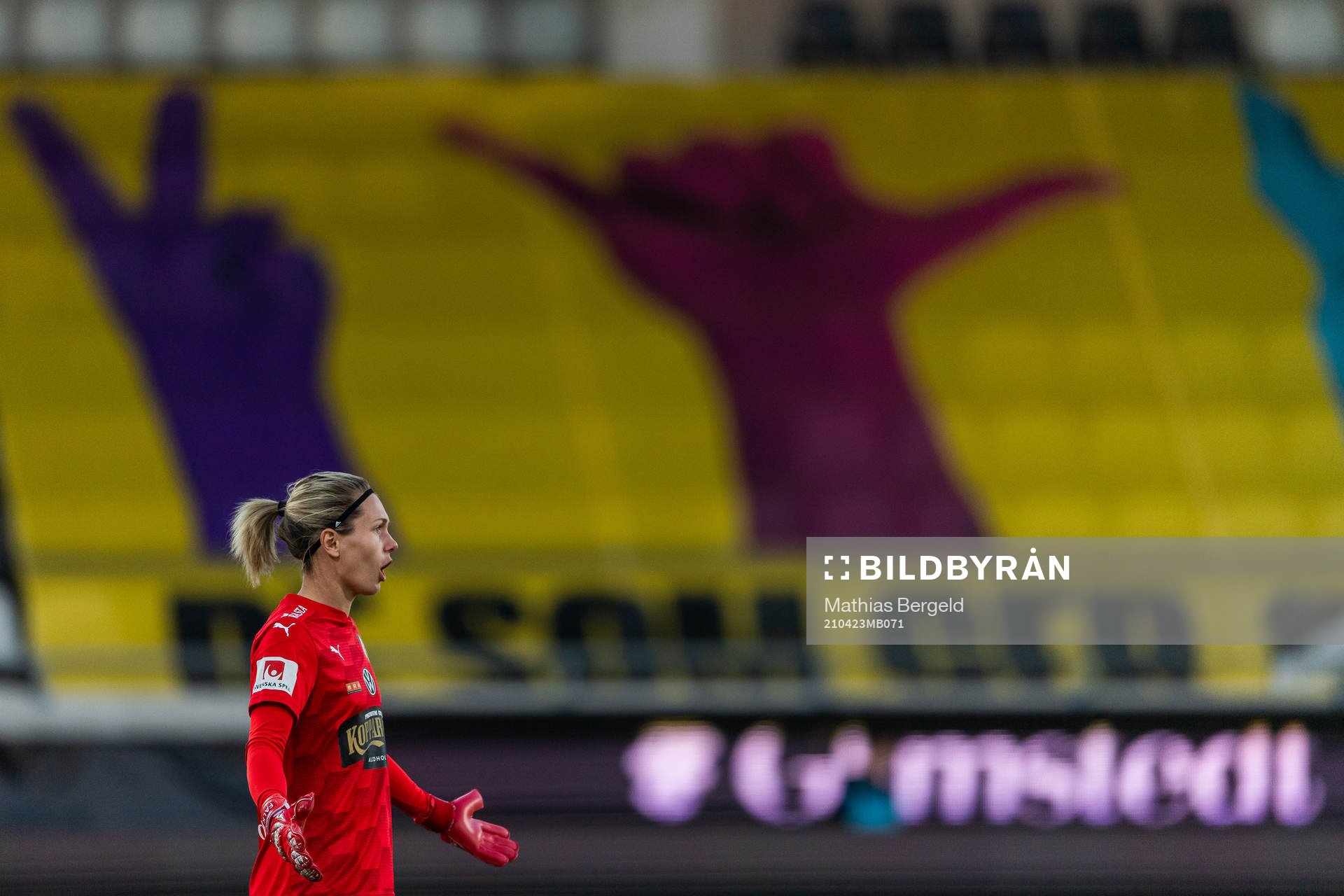 Häckens målvakt Jennifer Falk reagerar
