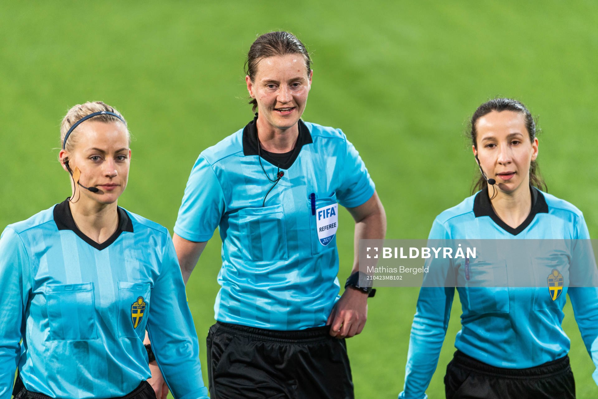 Assisterande domare Caroline Lindqvist, domare Lovisa Johansson och assisterande domare Selma Griberg efter fotbollsmatchen i Damallsvenskan mellan Häcken och Växjö den 23 april 2021 i Göteborg.