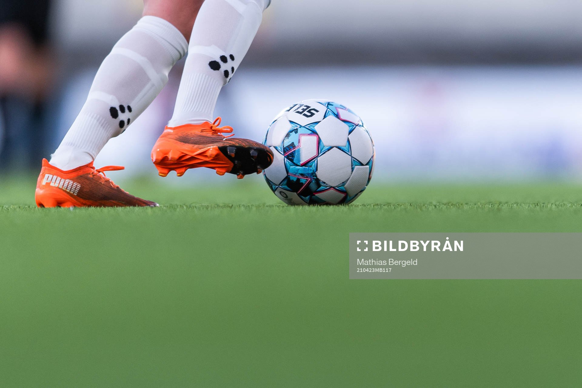 En Växjöspelares fötter och matchbollen