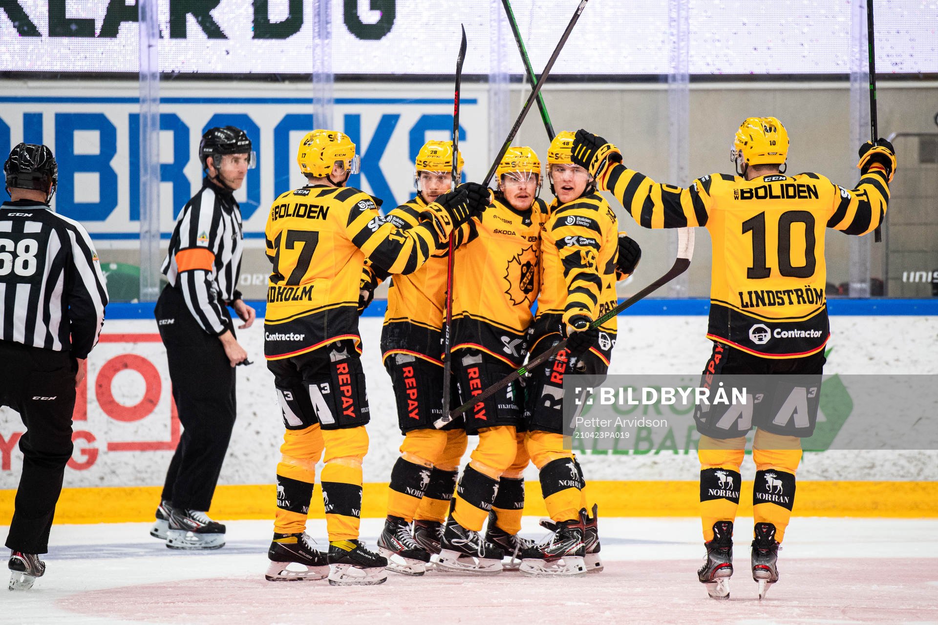 Skellefteås Niclas Burström jublar med lagkamrater