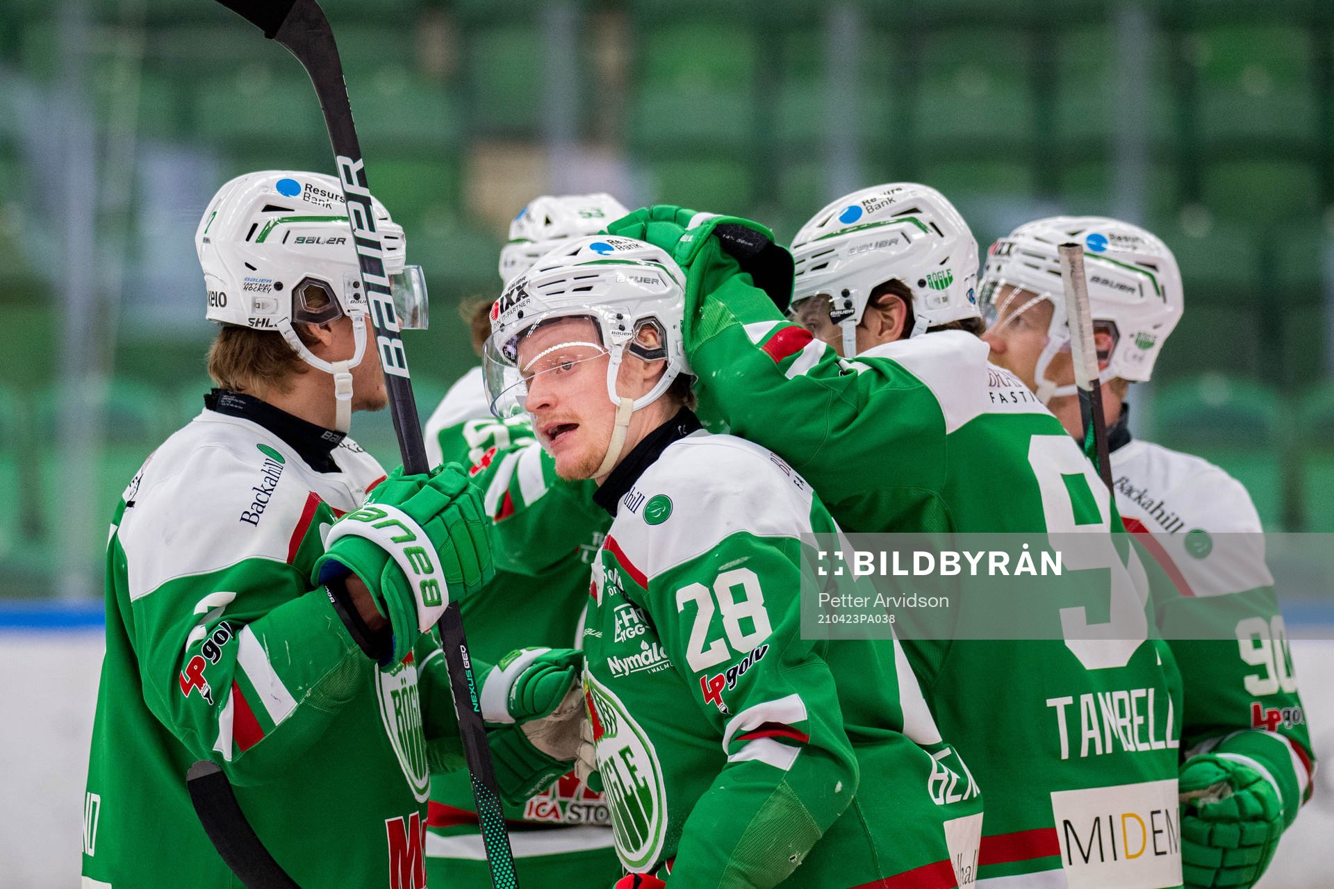 Rögles spelare jublar med Anton Bengtsson