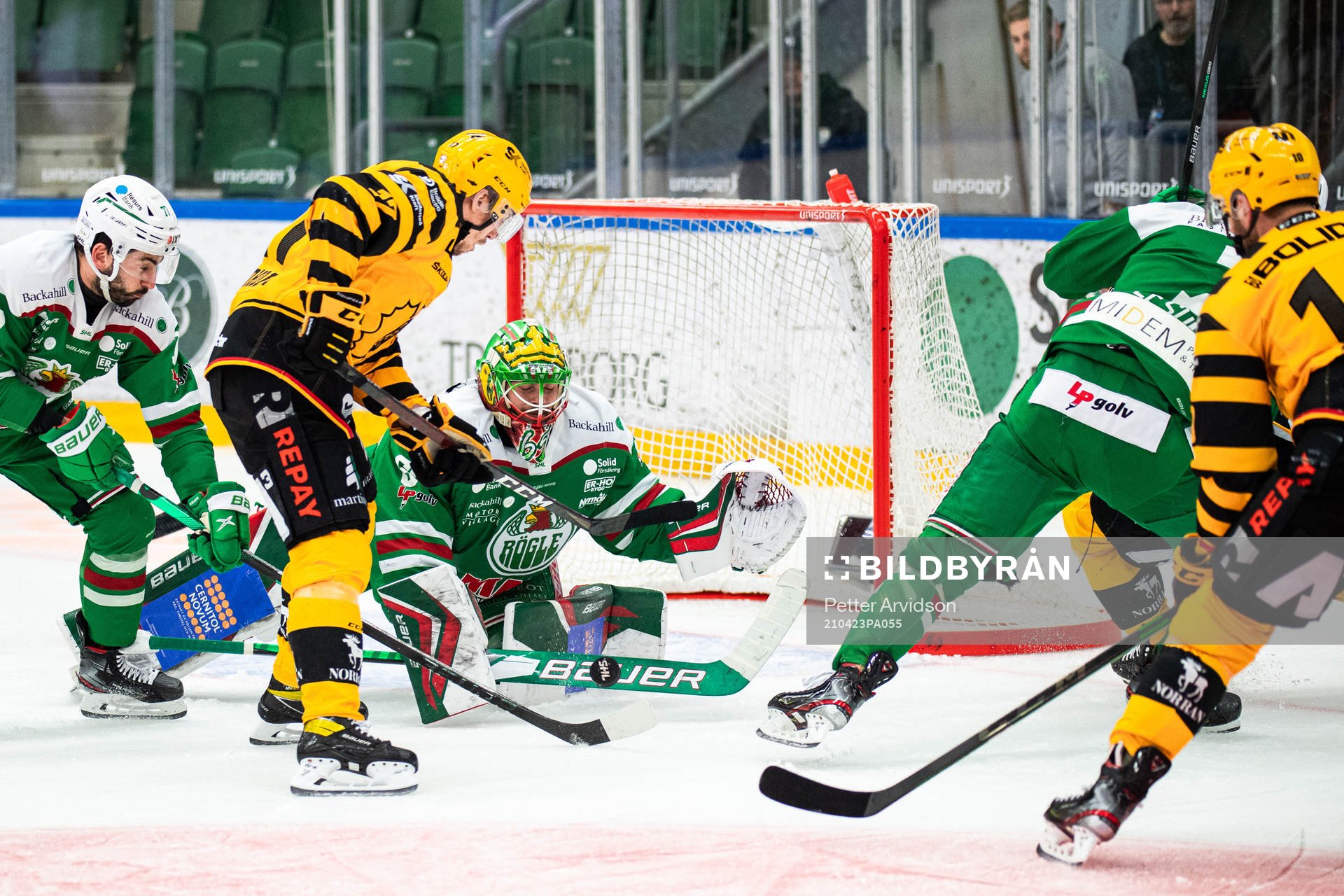 Skellefteås Pär Lindholm mot Rögles målvakt Christoffer