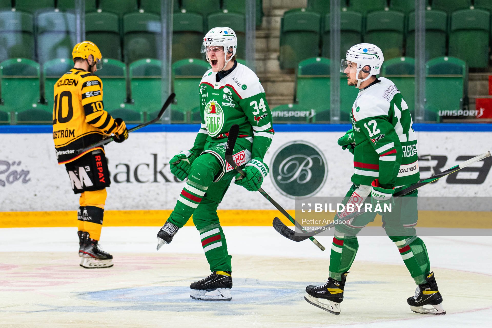 Rögles Adam Edström jublar med Brady Ferguson