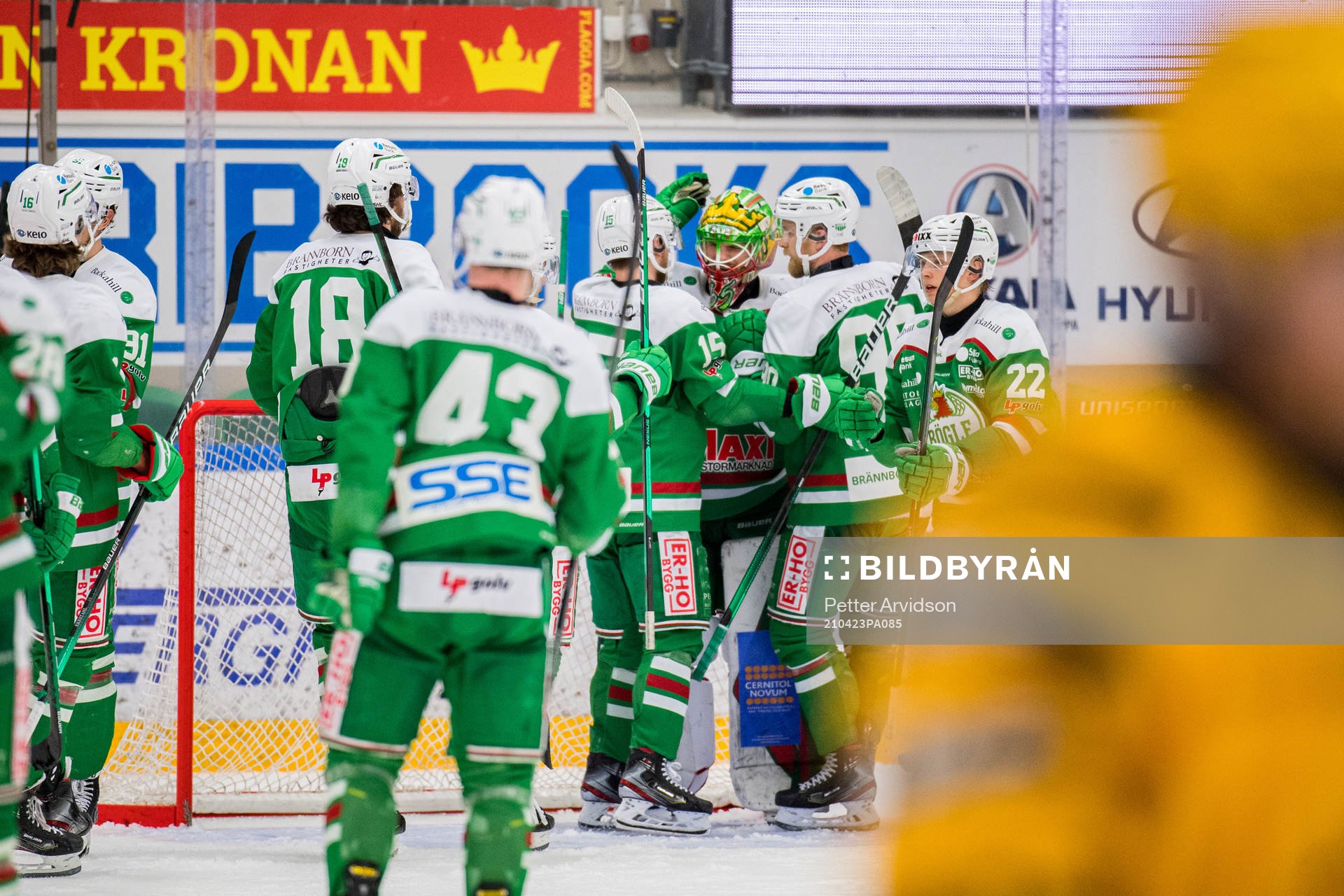 Rögles målvakt Christoffer Rifalk jublar med lagkamrater