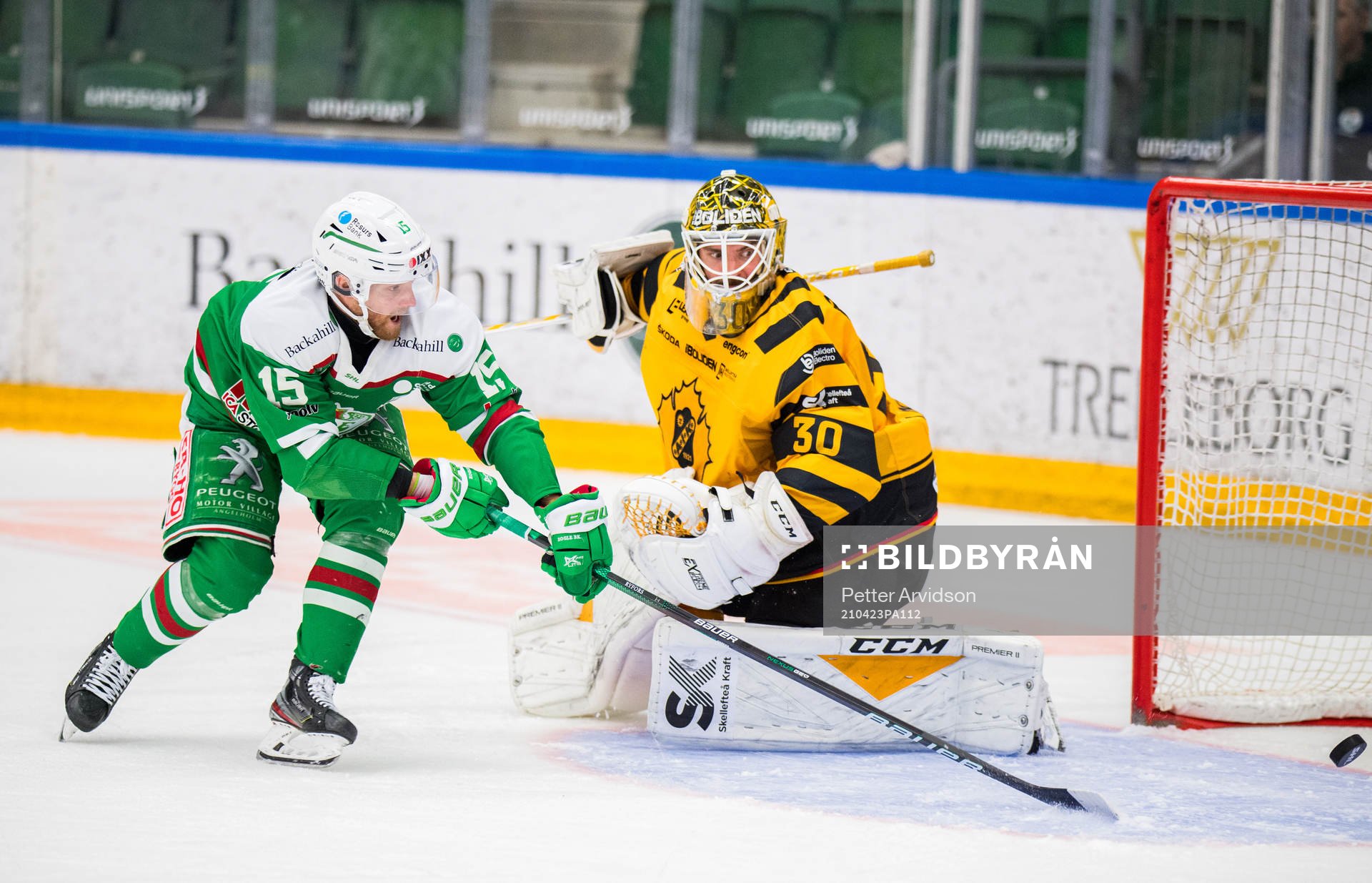 Rögles Simon Ryfors oroar mot Skellefteås målvakt Gustaf