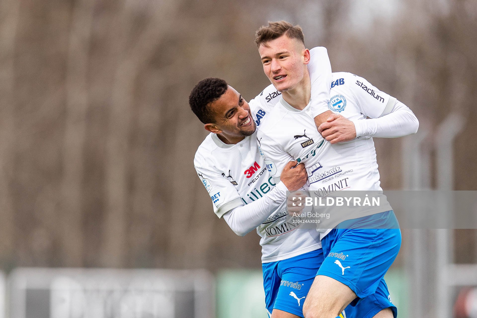 Värnamos Erick Brendon och Robin Dzabic jublar efter 1-0 under fotbollsmatchen i Superettan mellan Värnamo och Brage den 24 april 2021 i Värnamo.
