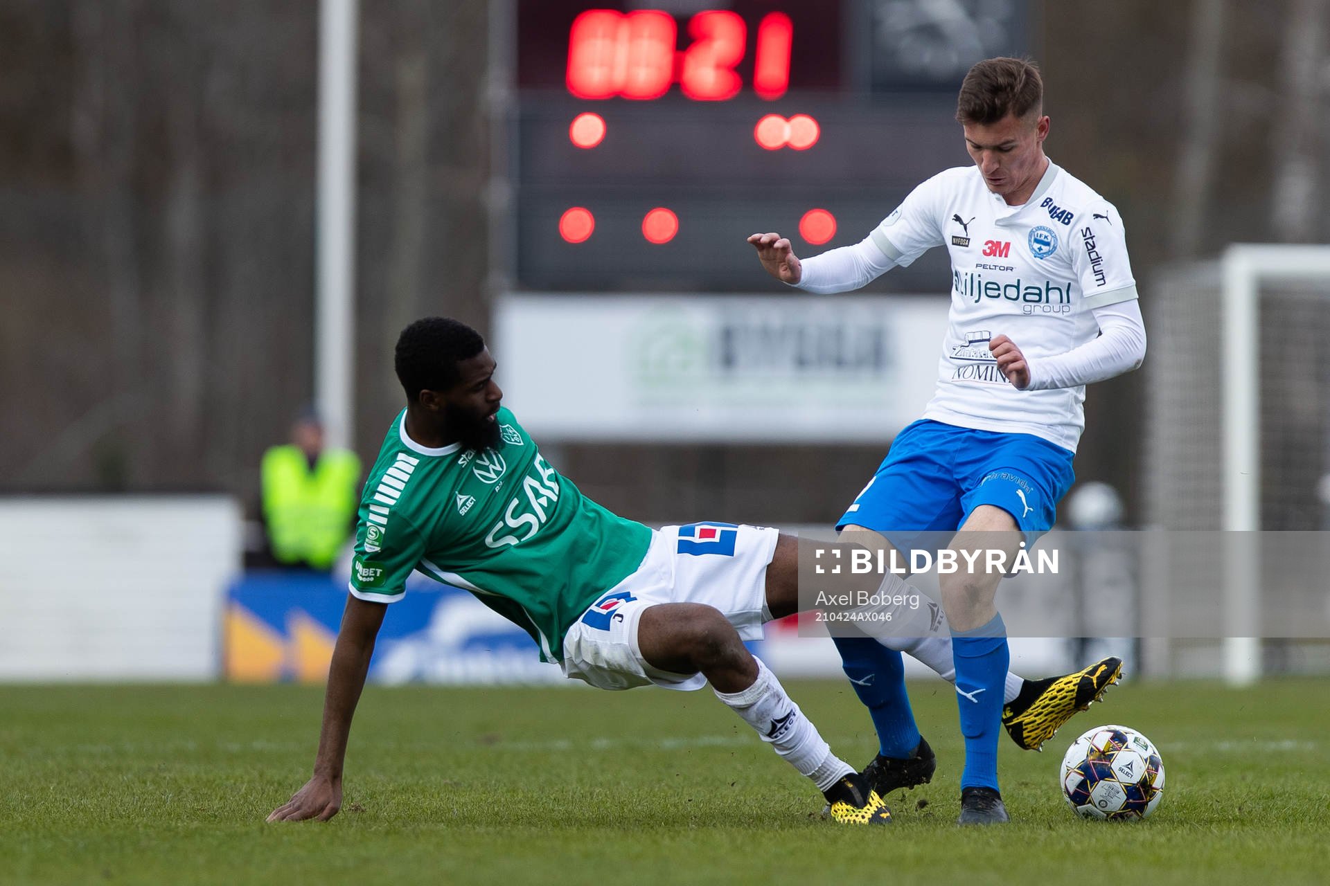 Brages Moses Makasi och Värnamos Robin Dzabic
