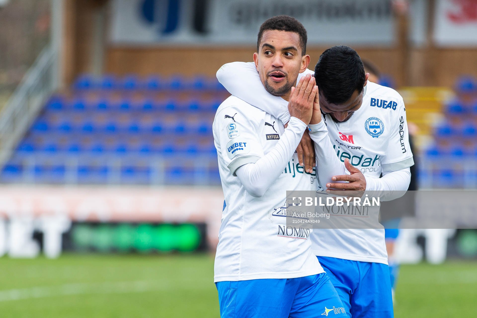 Värnamos Erick Brendon och William Kenndal jublar efter fotbollsmatchen i Superettan mellan Värnamo och Brage den 24 april 2021 i Värnamo. 