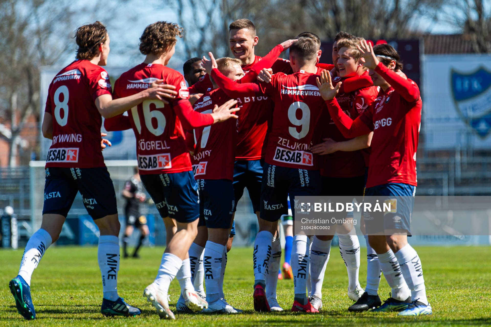 Örgrytes Anton Andreasson jublar med lagkamrater