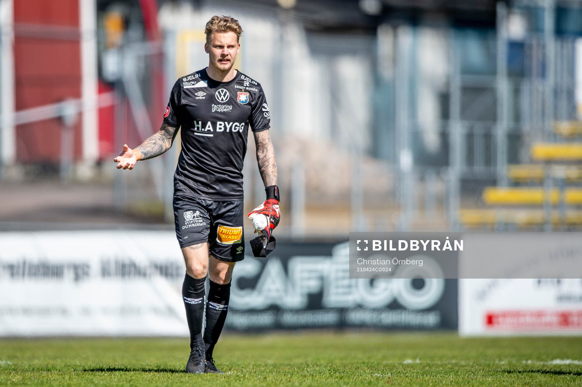 Örgrytes målvakt Robin Wallinder deppar