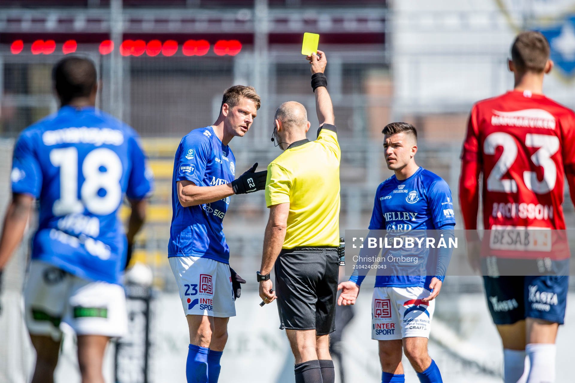 Trelleborgs Fredrik Liverstam får gult kort av domare