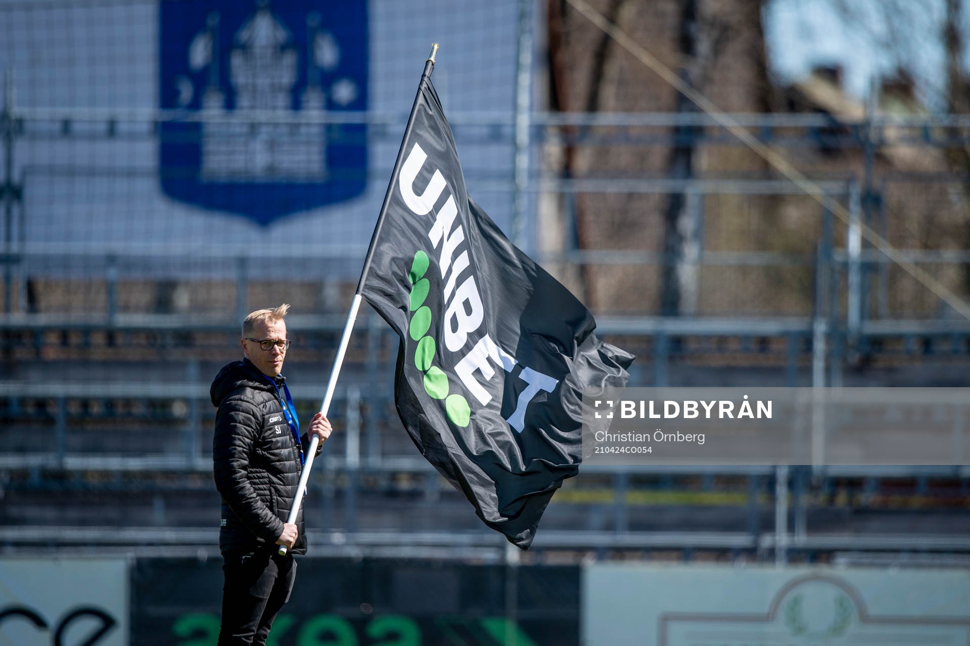 Man med unibetflagga innan fotbollsmatchen i Superettan