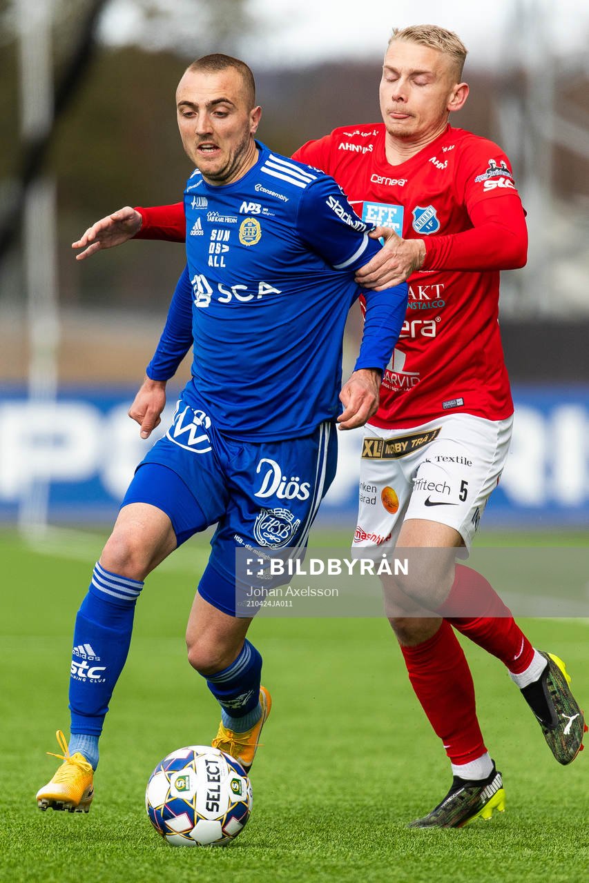 Sundsvalls Dennis Olsson och Norrbys Johan Brannefalk under fotbollsmatchen i Superettan mellan GIF Sundsvall och Norrby den 24 april 2021 i Östersund.
