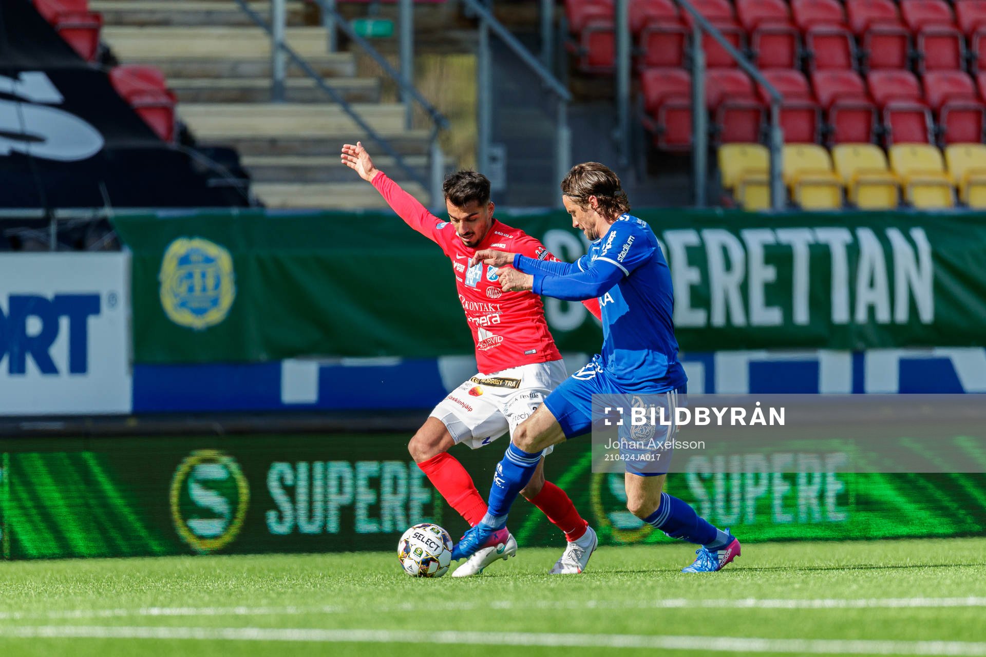Norrbys Abbas Mohamad i kamp med Sundsvalls Linus Hallenius under fotbollsmatchen i Superettan mellan GIF Sundsvall och Norrby den 24 april 2021 i Östersund.