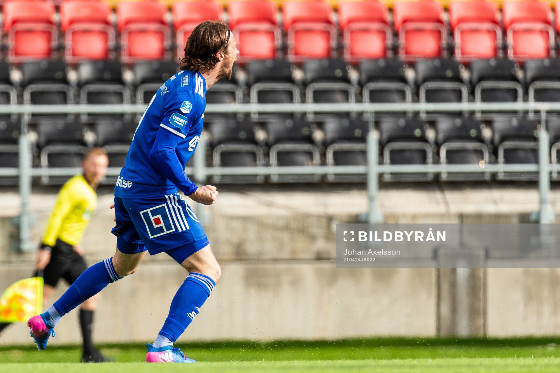 Sundsvalls Linus Hallenius jublar efter att han gjort 1-0 under fotbollsmatchen i Superettan mellan GIF Sundsvall och Norrby den 24 april 2021 i Östersund.