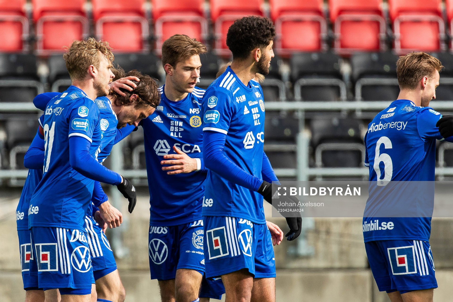 Sundsvalls Linus Hallenius jublar med lagkamrater