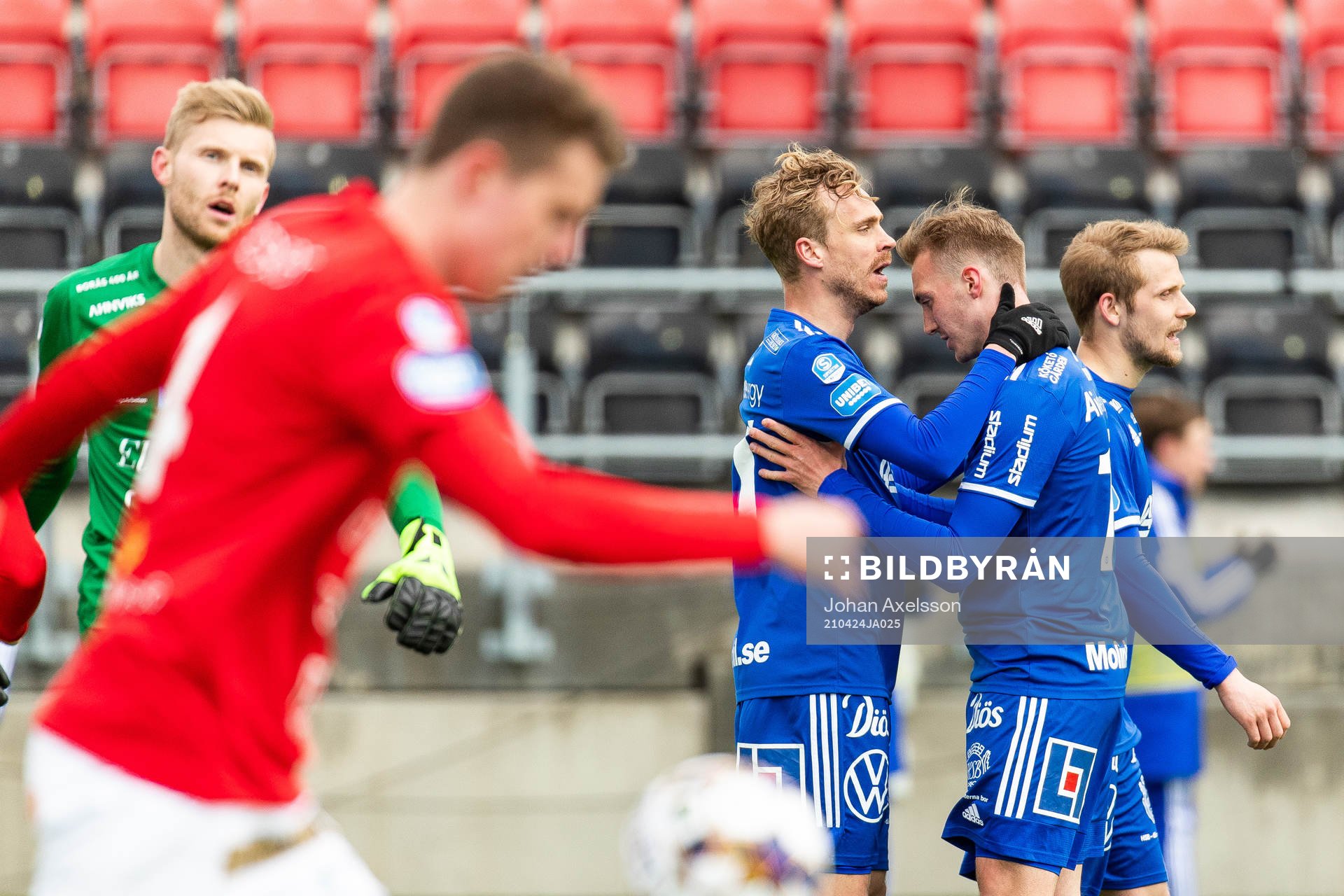 Sundsvalls Pontus Engblom jublar med Albin Ekström efter 2-0 under fotbollsmatchen i Superettan mellan GIF Sundsvall och Norrby den 24 april 2021 i Östersund.