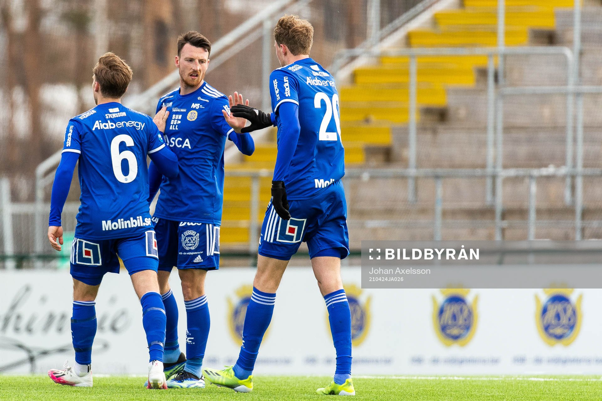 Sundsvalls Daniel Stensson, Alexander Blomqvist och Niklas Dalhström jublar efter fotbollsmatchen i Superettan mellan GIF Sundsvall och Norrby den 24 april 2021 i Östersund.