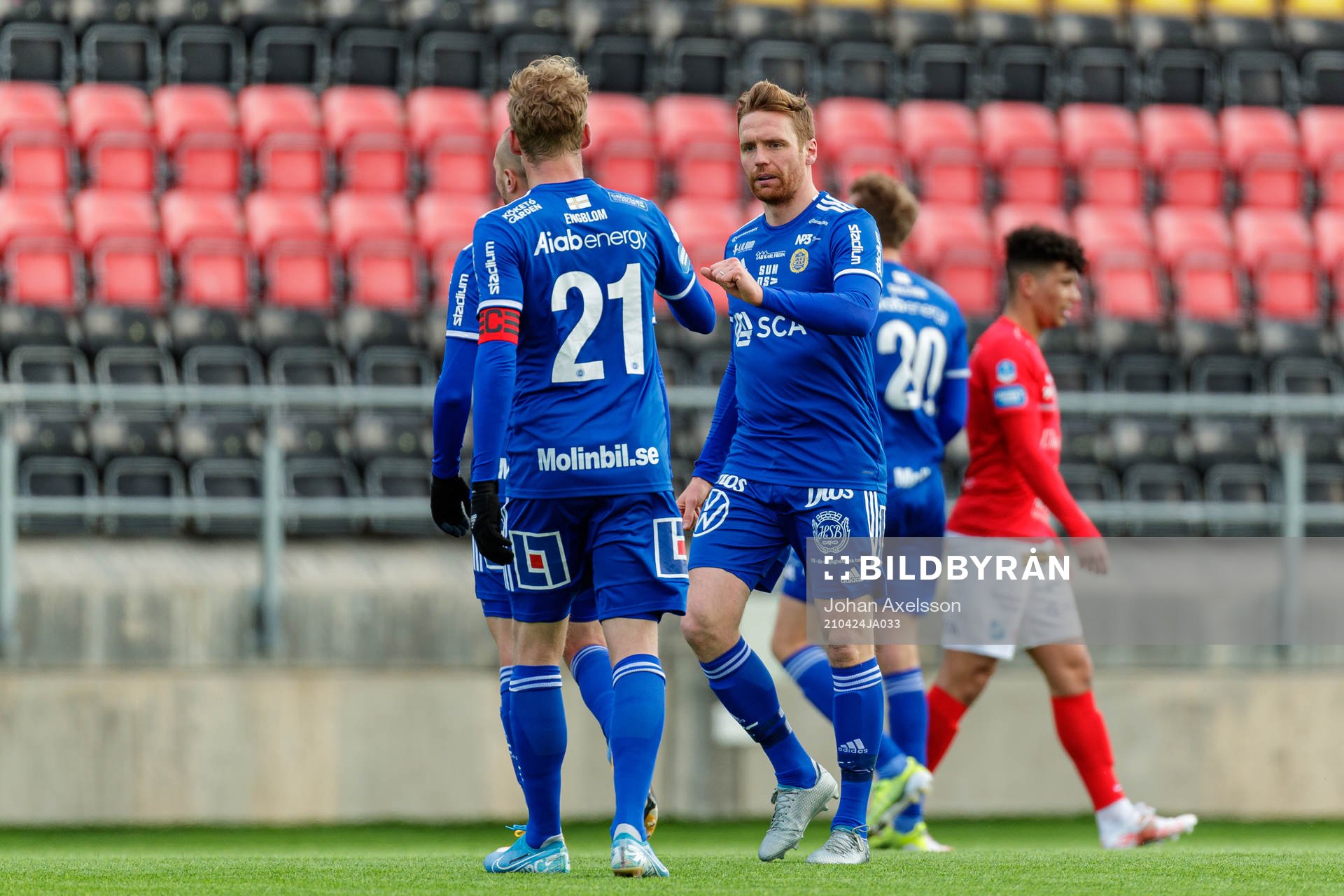 Sundsvalls David Myrestam jublar med Sundsvalls Pontus Engblom efter fotbollsmatchen i Superettan mellan GIF Sundsvall och Norrby den 24 april 2021 i Östersund.