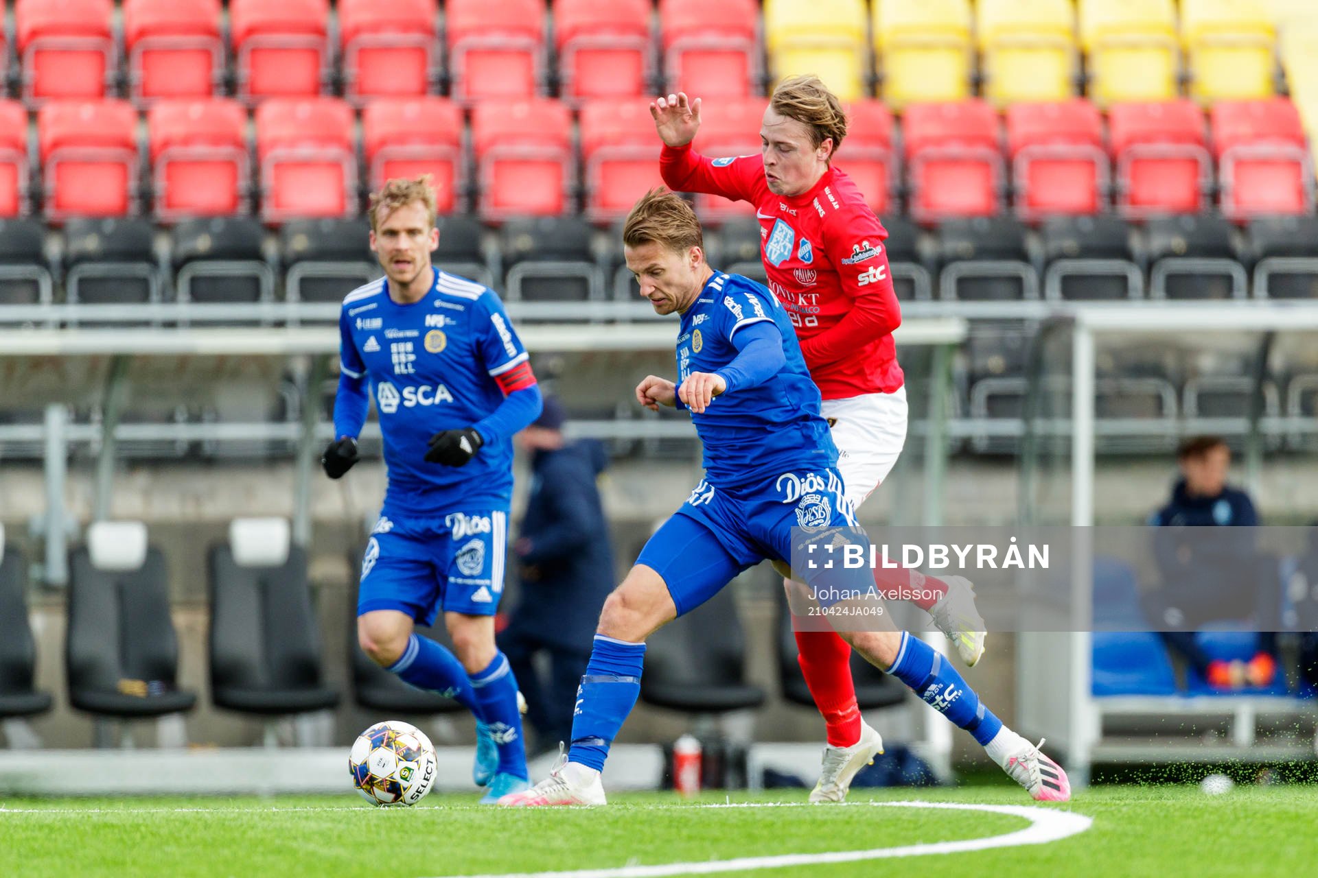 Sundsvalls Daniel Stensson i kamp med Norrbys Robin Strömberg under fotbollsmatchen i Superettan mellan GIF Sundsvall och Norrby den 24 april 2021 i Östersund.