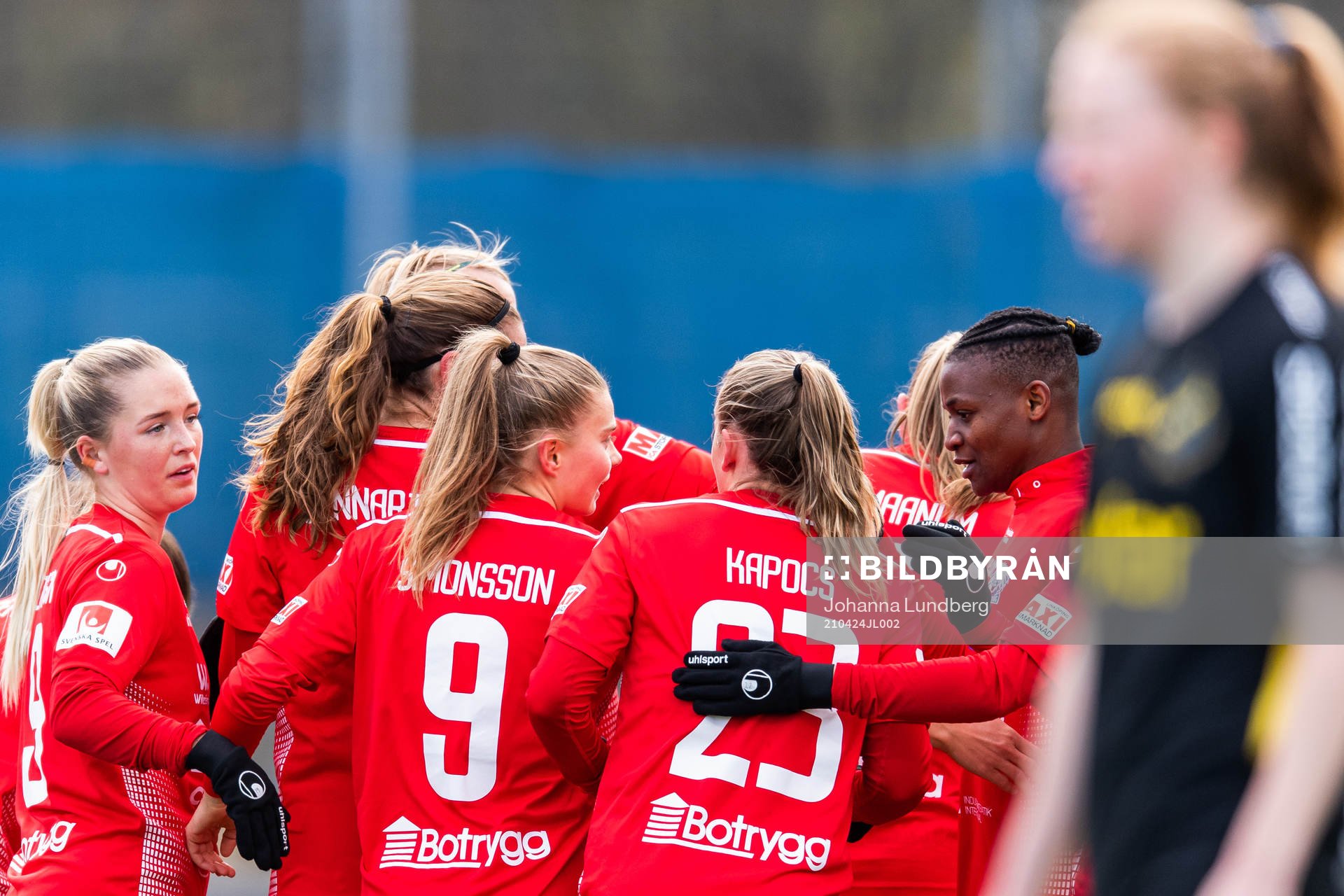 Linköpings Uchenna Grace Kanu jublar med lagkamrater efter att hon gjort 0-1 under fotbollsmatchen i Damallsvenskan mellan AIK och Linköping den 24 april 2021 i Stockholm. 