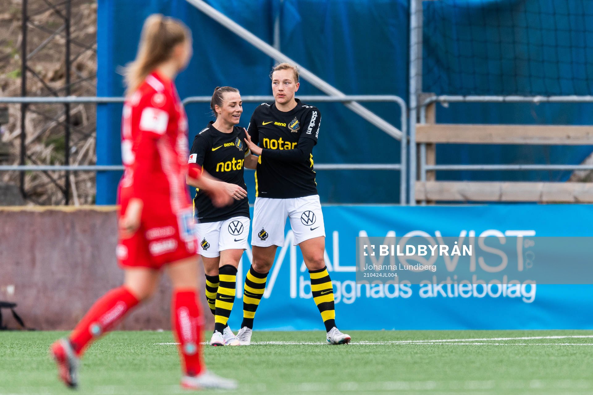 AIK:s Jenny Danielsson jublar efter att hon gjort 1-1 under fotbollsmatchen i Damallsvenskan mellan AIK och Linköping den 24 april 2021 i Stockholm.