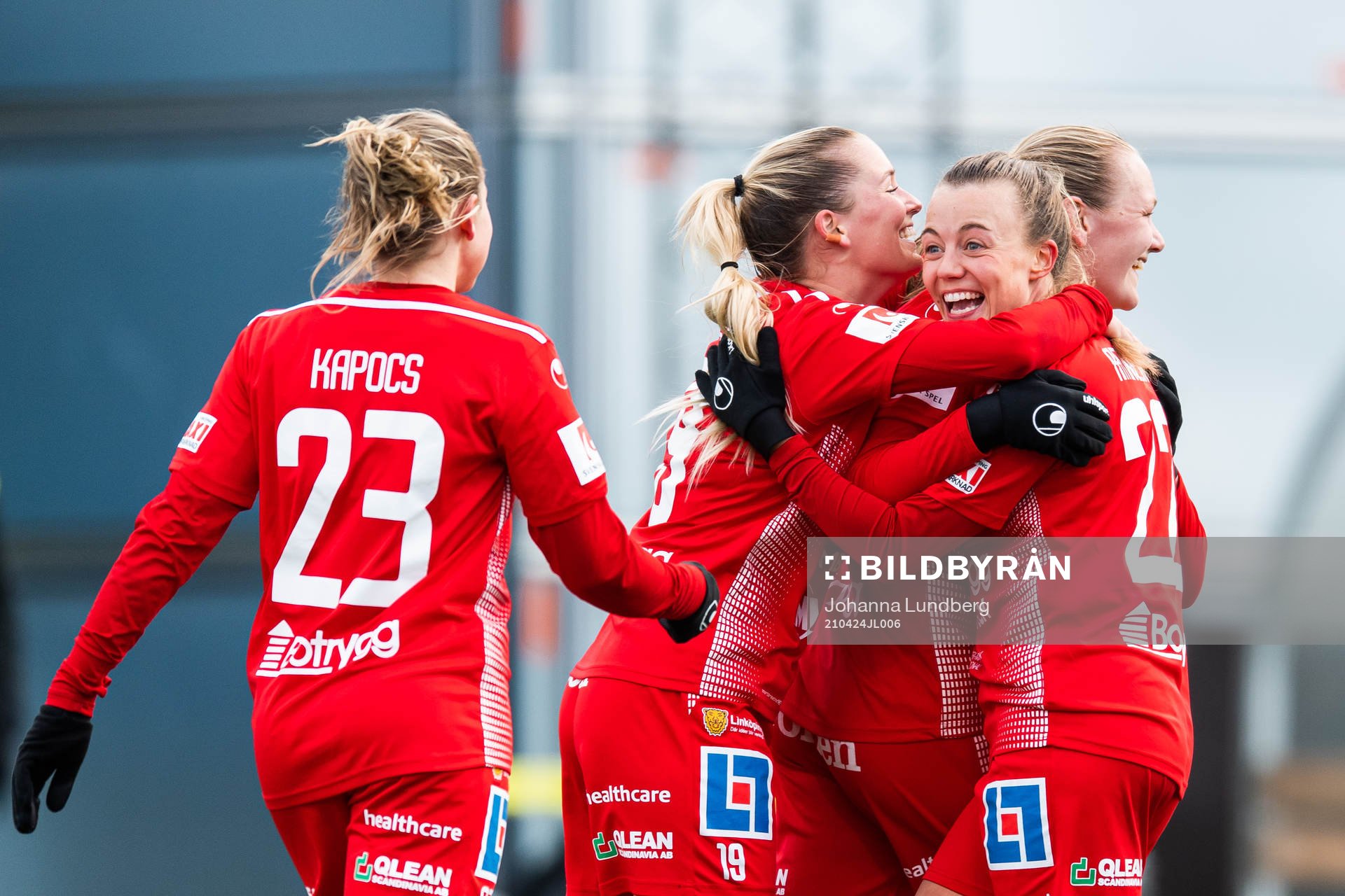 Linköpings Cornelia Kapocs, Ronja Aronsson och Olga Ahtinen jublar med Frida Leonhardsen Maanum efter att hon gjort 1-2 under fotbollsmatchen i Damallsvenskan mellan AIK och Linköping den 24 april 2021 i Stockholm. 