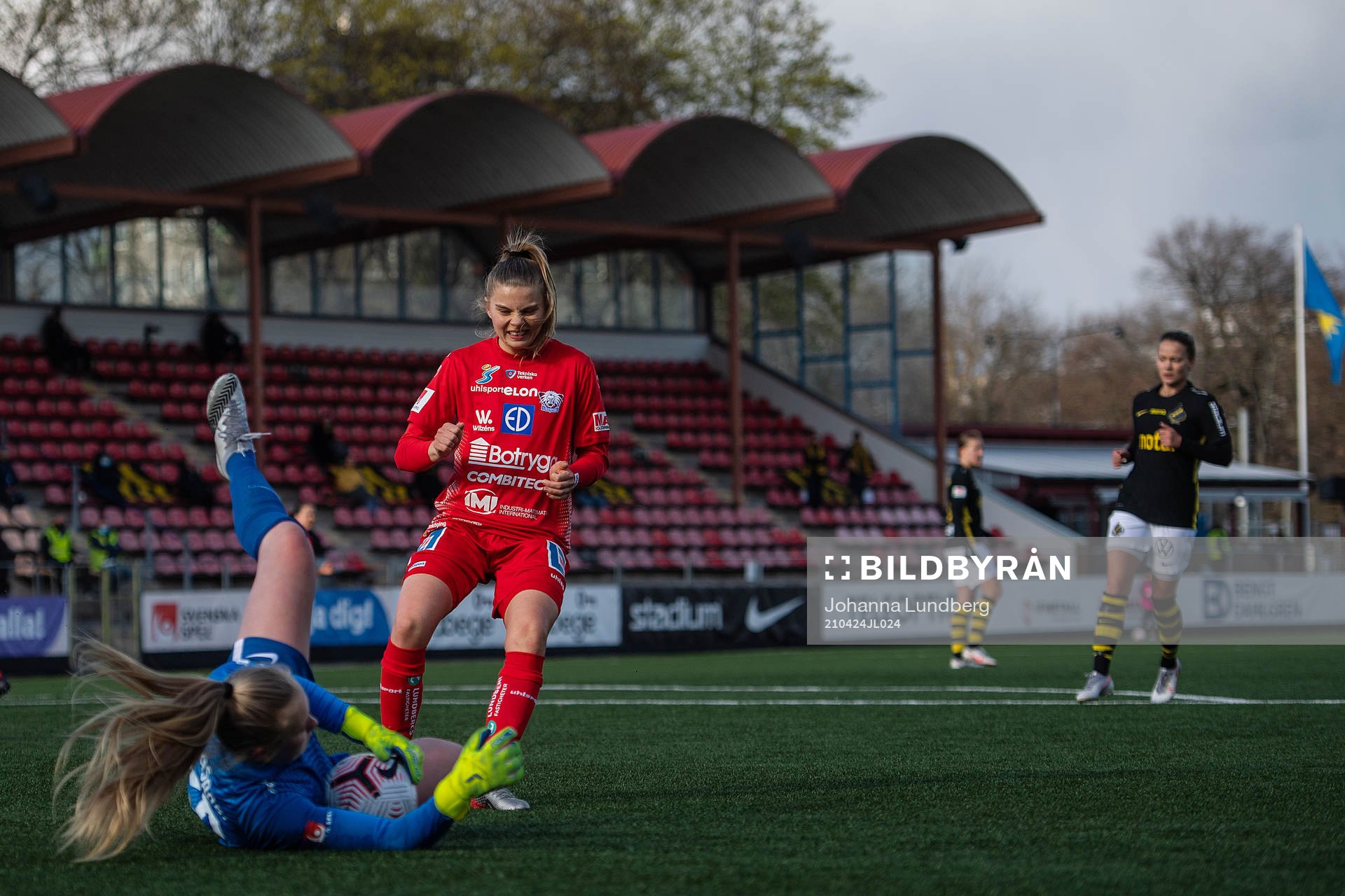 AIK:s målvakt Milla-Maj Majasaari med en räddning framför Linköpings Therese Simonsson under fotbollsmatchen i Damallsvenskan mellan AIK och Linköping den 24 april 2021 i Stockholm.