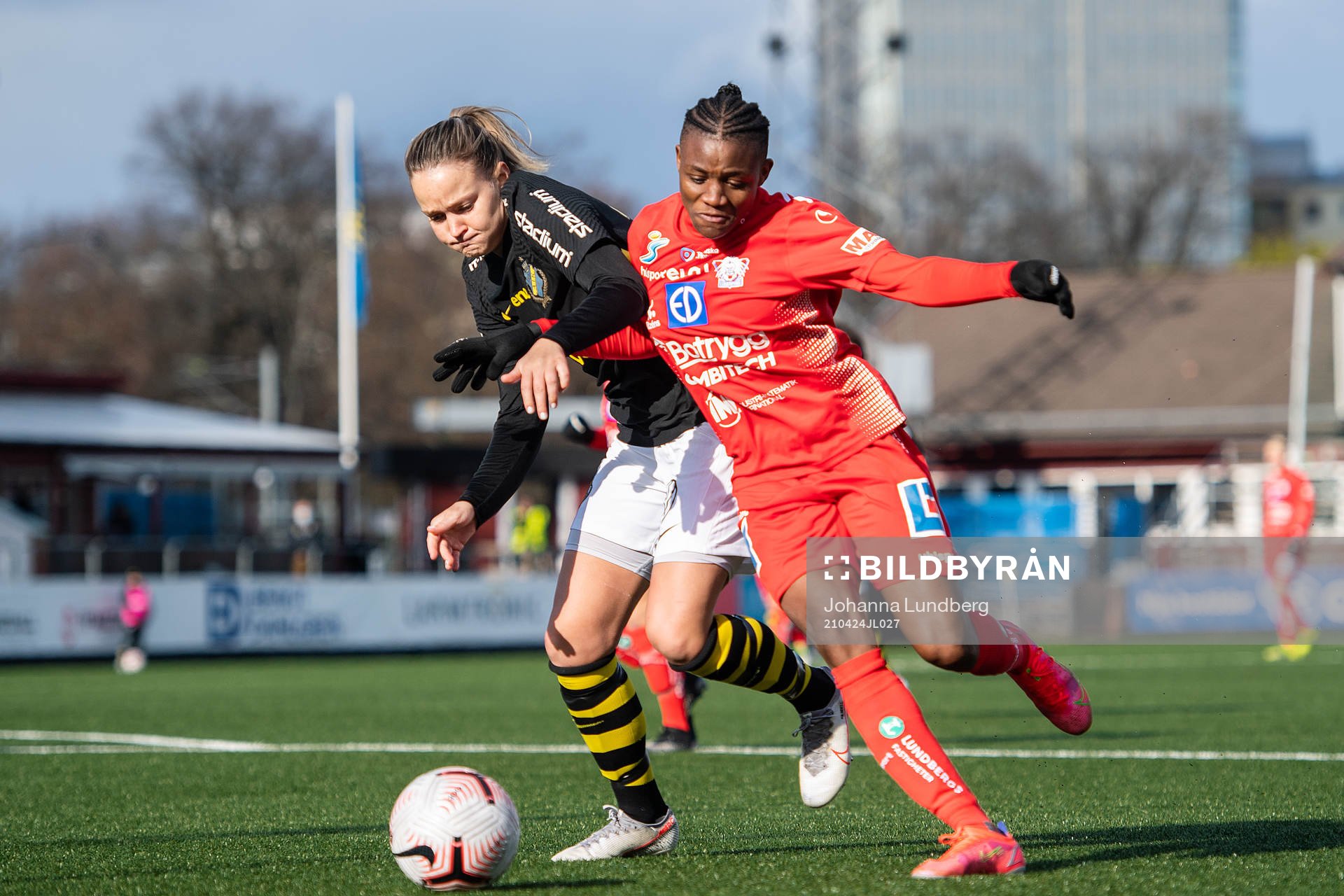s Evelina Finndell och Linköpings Uchenna Grace Kanu
