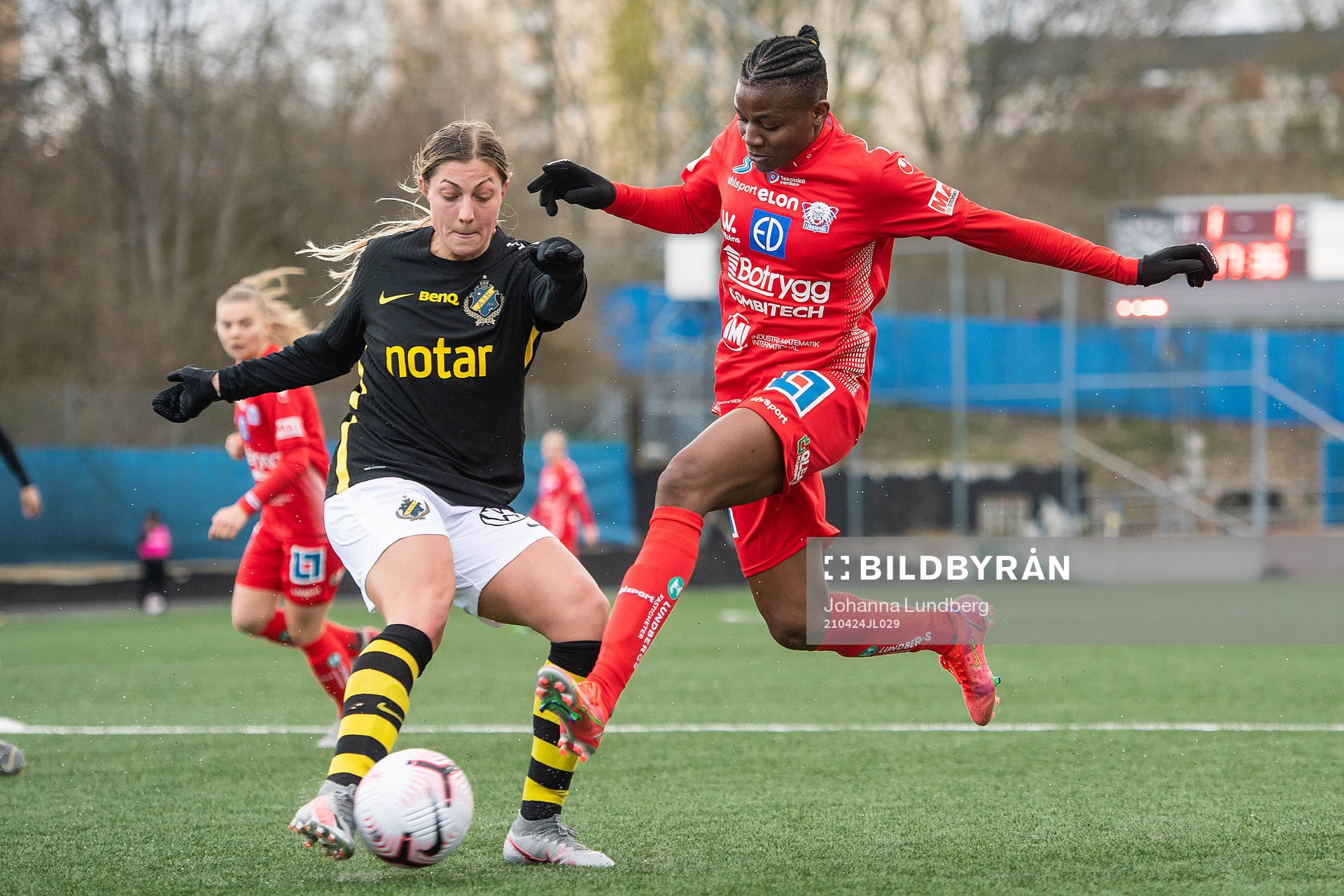 s Hannah Davidson  och Linköpings Uchenna Grace Kanu