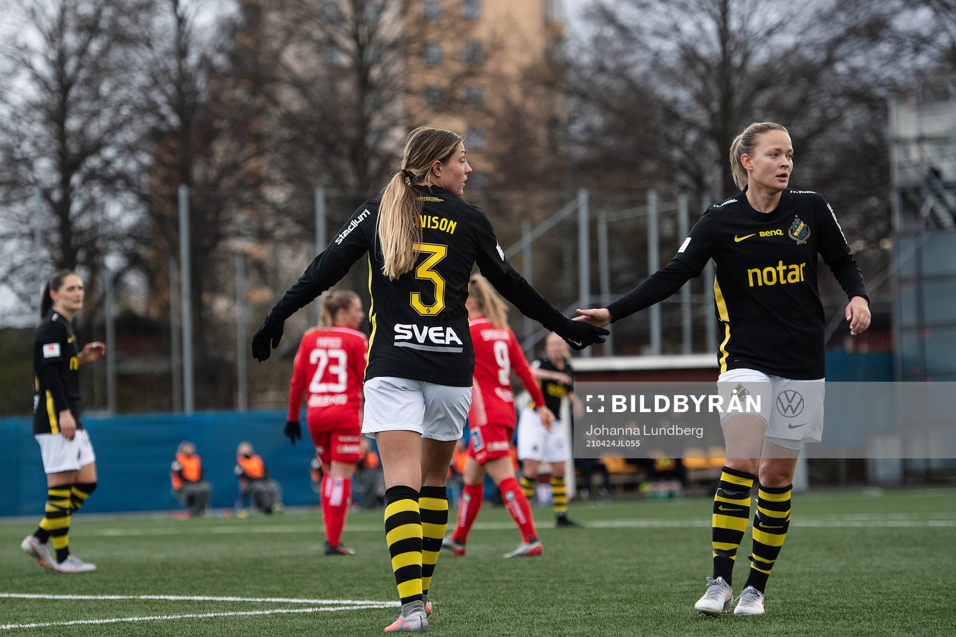 s Hannah Davidson och Evelina Finndell