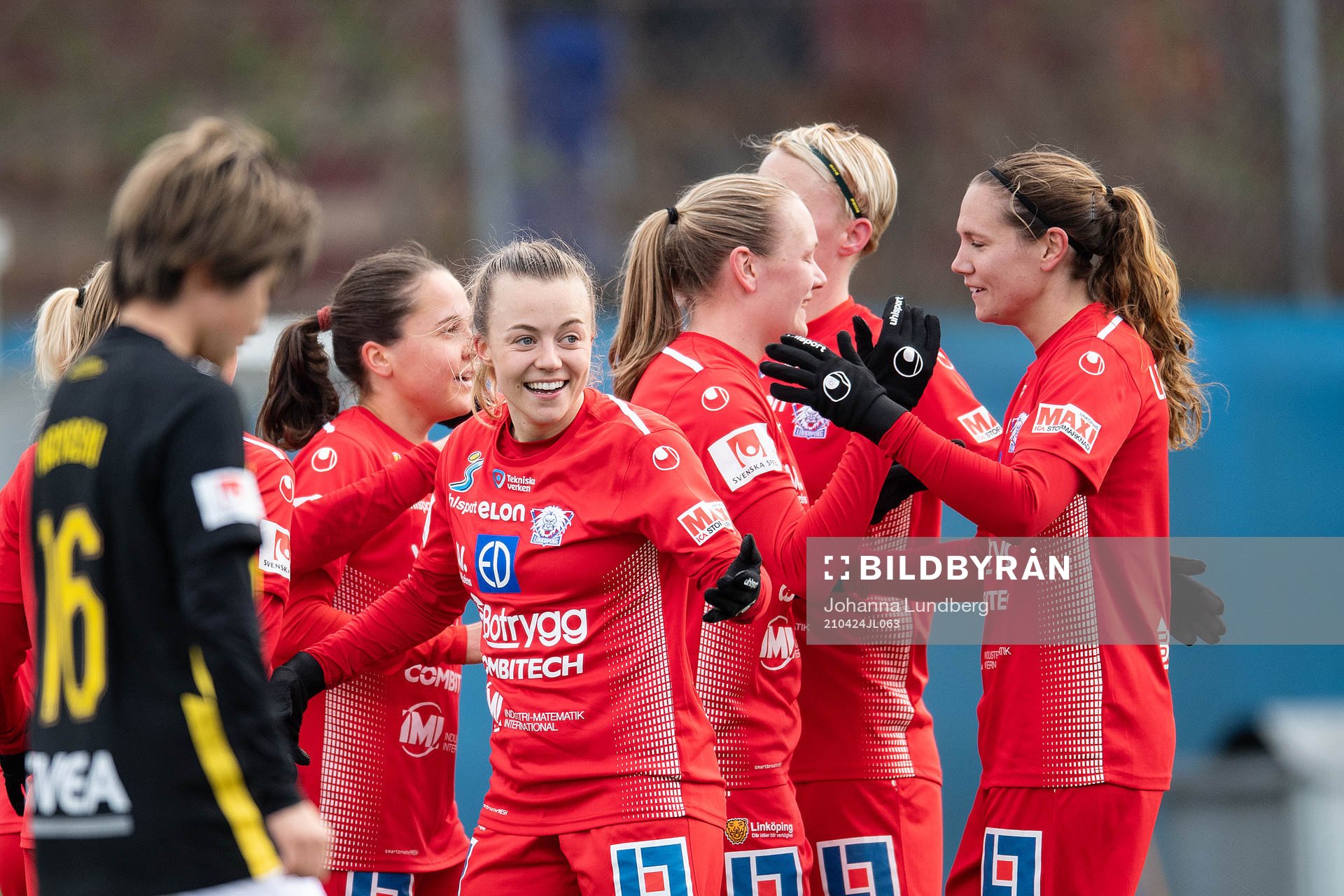 Linköpings Olga Ahtinen och Frida Leonhardsen Maanum jublar efter 1-2 under fotbollsmatchen i Damallsvenskan mellan AIK och Linköping den 24 april 2021 i Stockholm. 