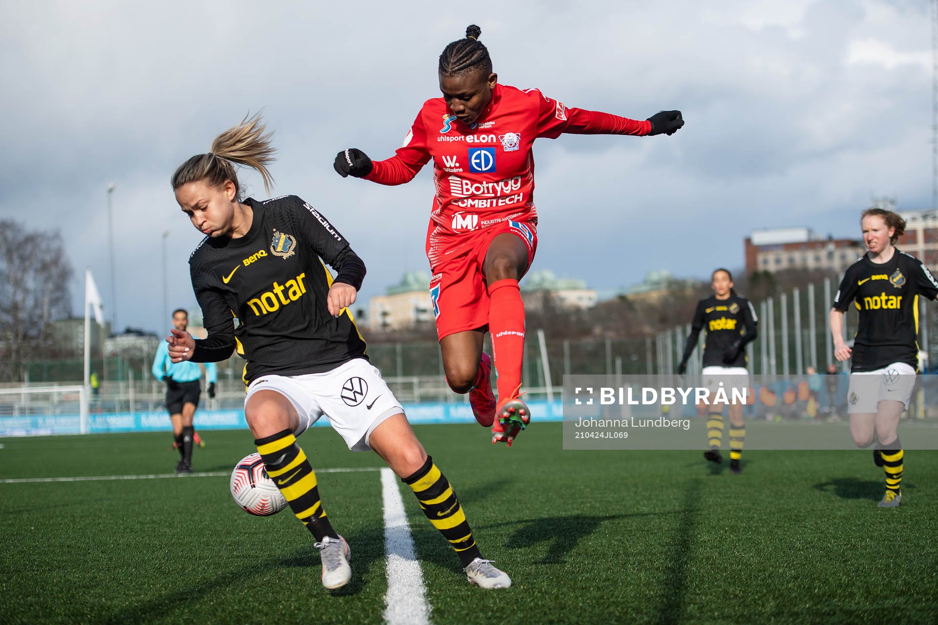 s Evelina Finndell och Linköpings Uchenna Grace Kanu