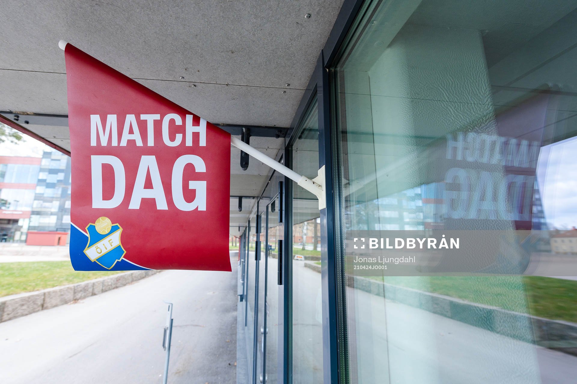 Flagga med matchdag före fotbollsmatchen i Superettan