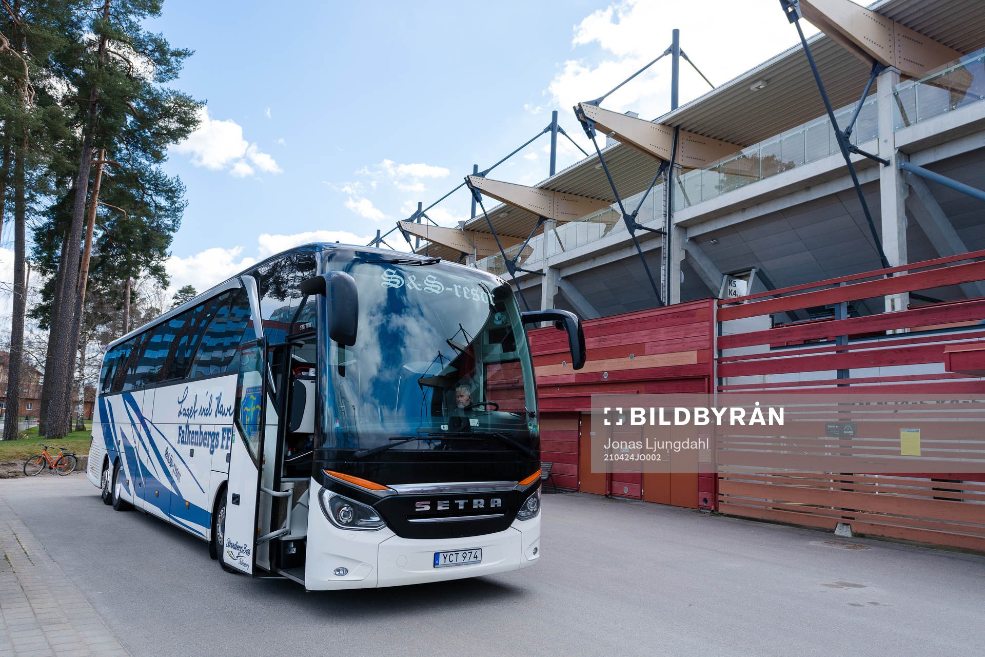Falkenbergs spelarbuss utanför arenan före