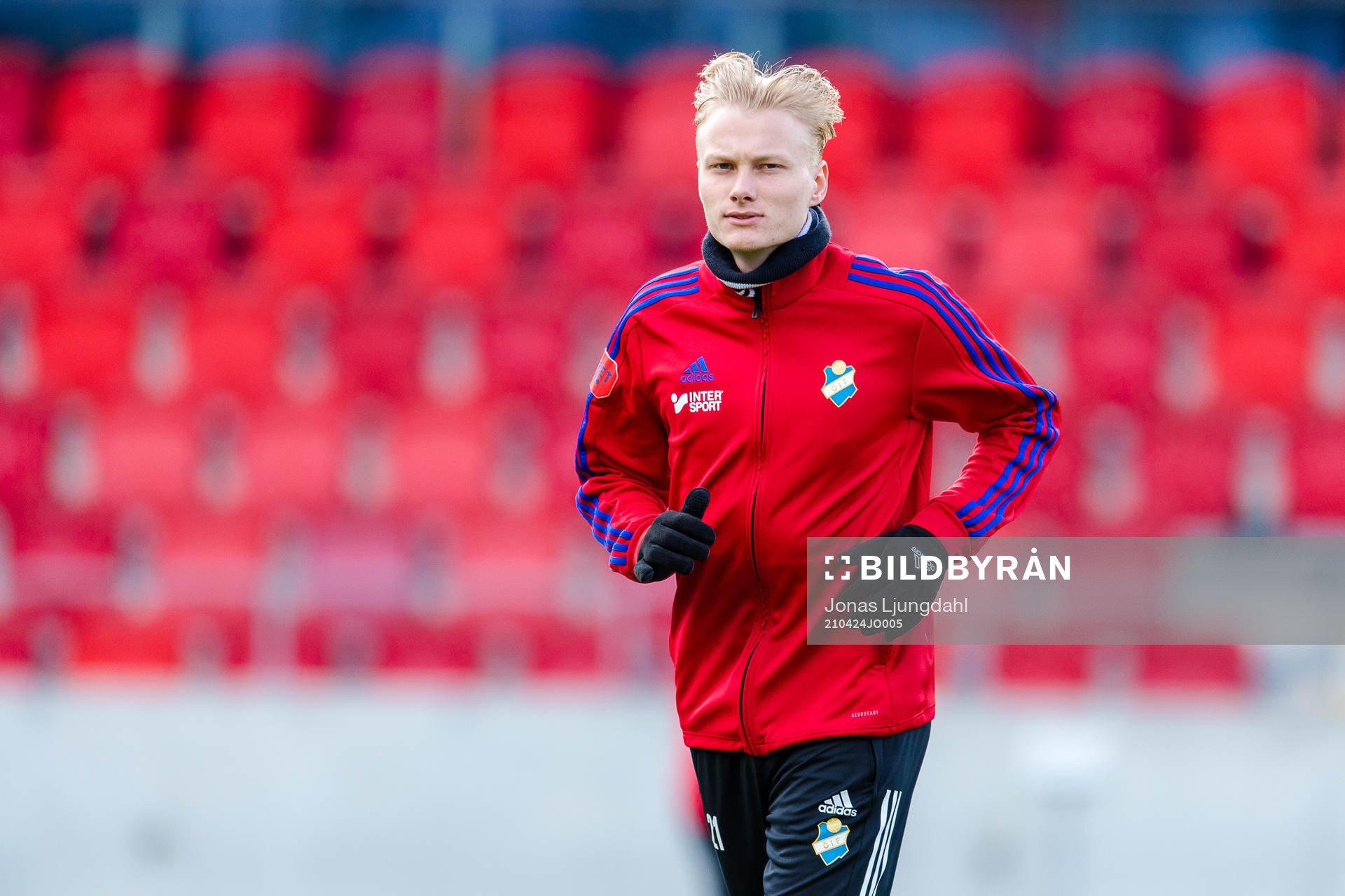 Östers Filip Örnblom värmer upp före fotbollsmatchen i