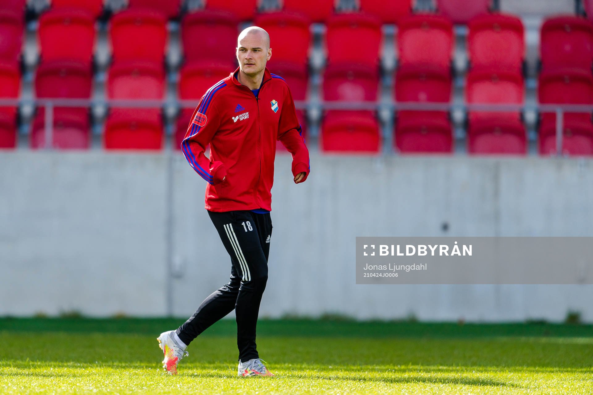 Östers Jonathan Drott värmer upp före fotbollsmatchen i