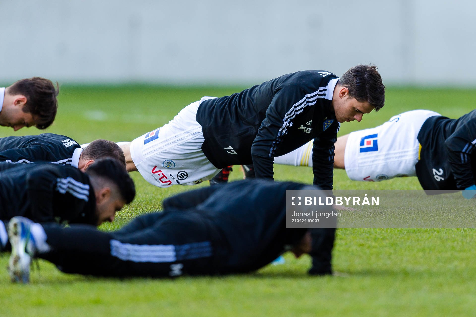 Falkenbergs Samuel Adrian värmer upp före fotbollsmatchen