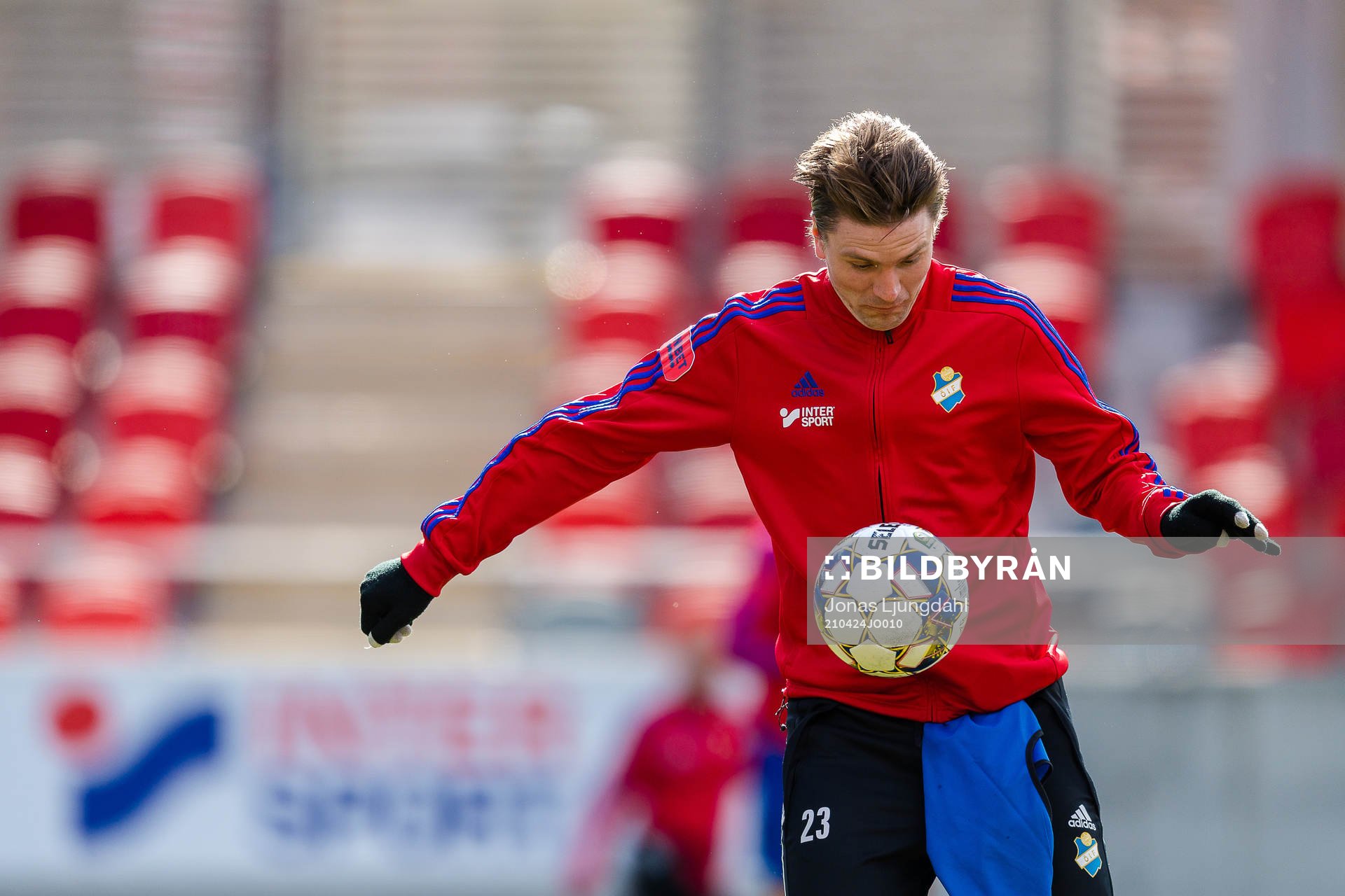 Östers Marcus Astvald värmer upp före fotbollsmatchen i