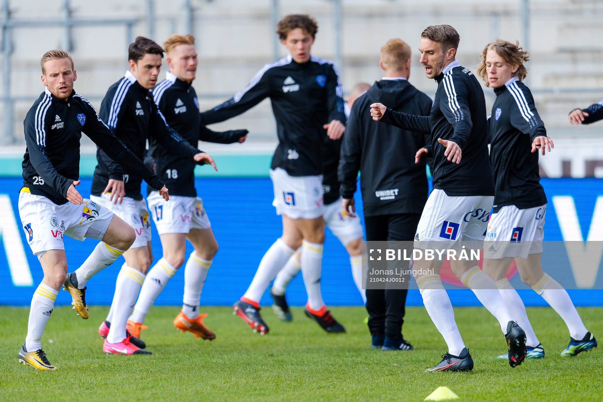 Falkenbergs spelare värmer upp före fotbollsmatchen i