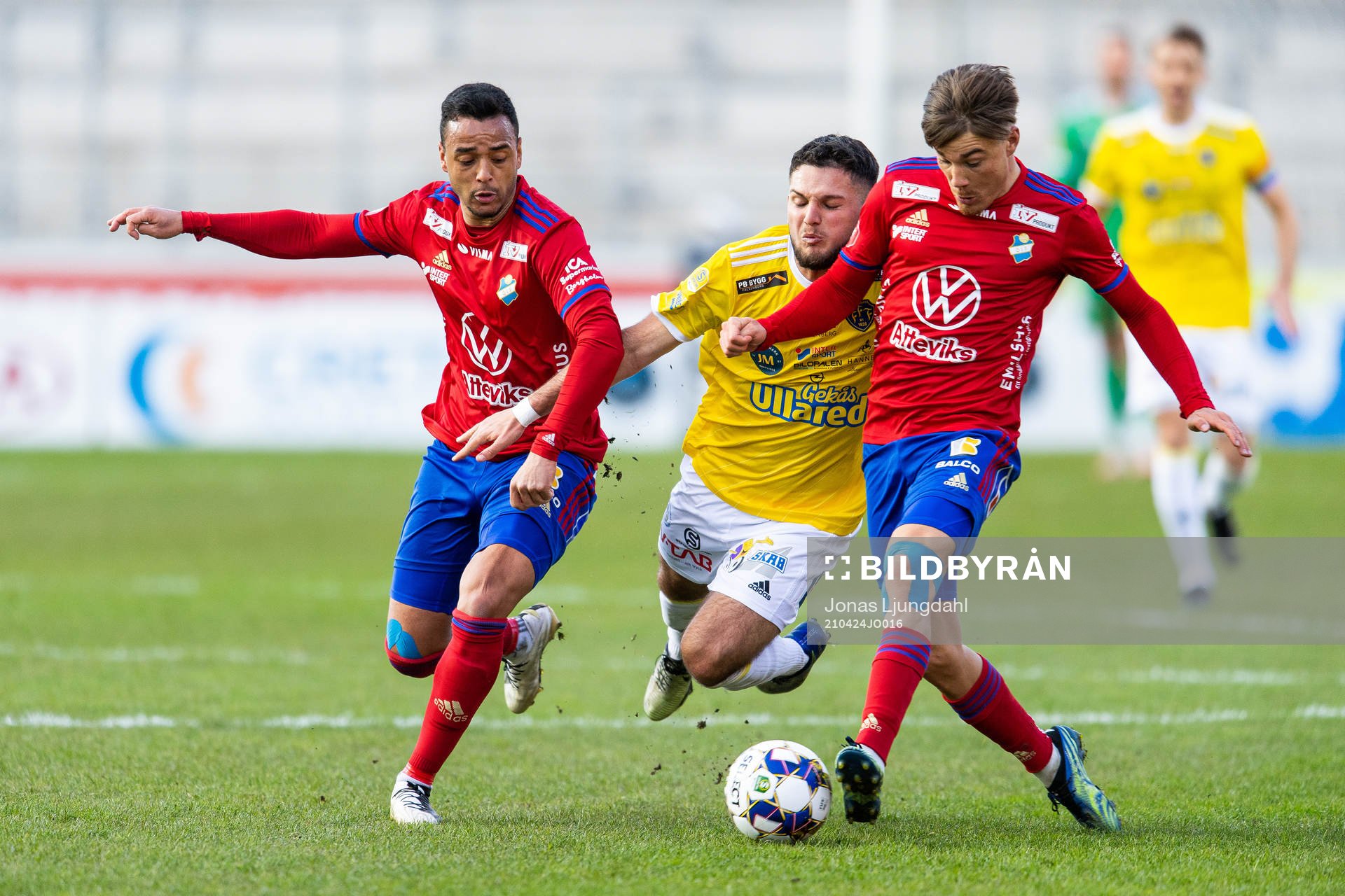 Falkenbergs Edi Sylisufaj i kamp med Östers Marc Rochester Sörensen och Tatu Varmanen under fotbollsmatchen i Superettan mellan Öster och Falkenberg den 24 april 2021 i Växjö.