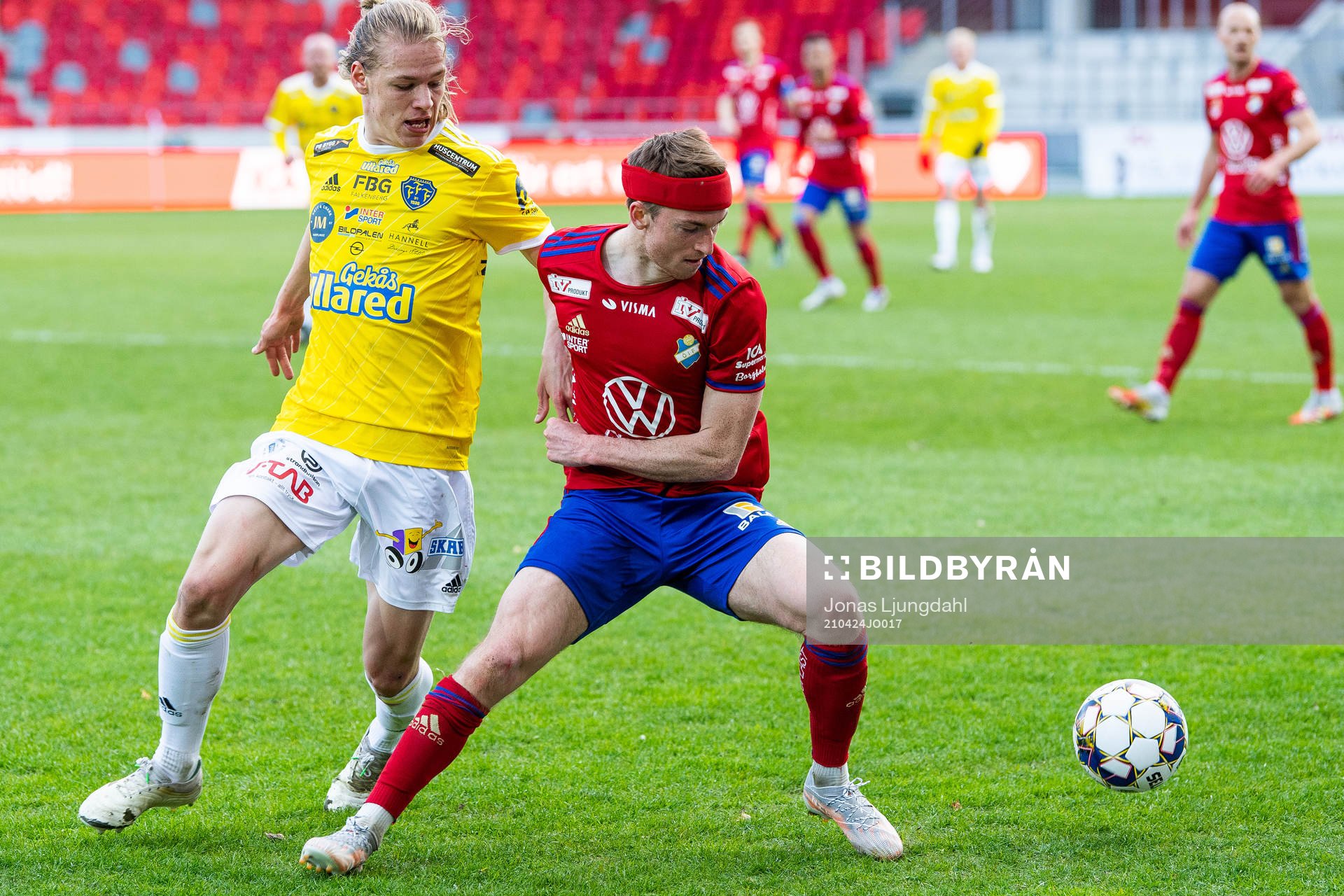 Falkenbergs Melker Nilsson och Östers Carl Johansson under fotbollsmatchen i Superettan mellan Öster och Falkenberg den 24 april 2021 i Växjö.