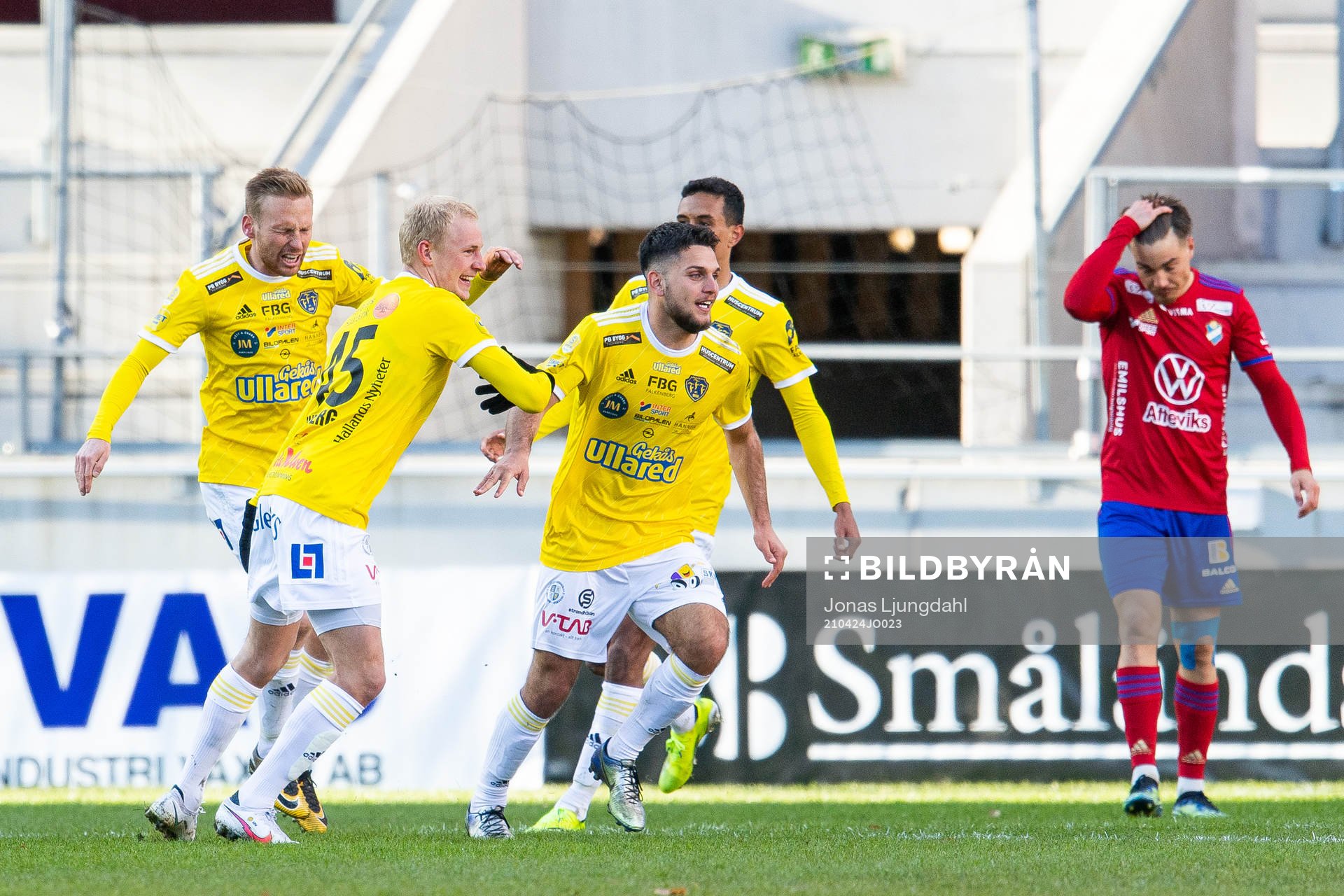 Falkenbergs Edi Sylisufaj jublar efter att han gjort 0-1 under fotbollsmatchen i Superettan mellan Öster och Falkenberg den 24 april 2021 i Växjö.