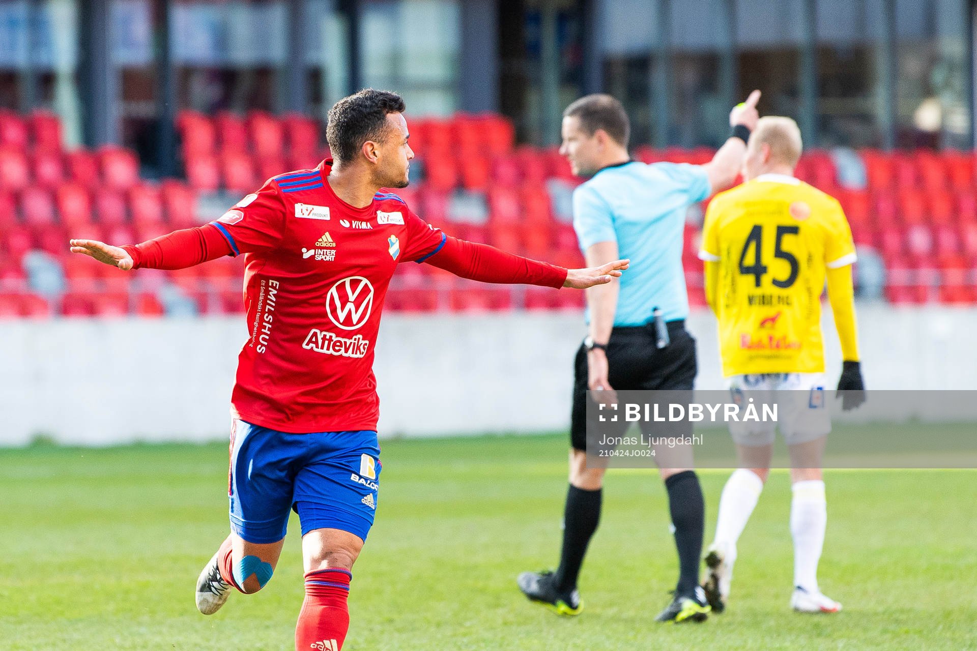 Östers Marc Rochester Sörensen jublar efter att han gjort 1-1 under fotbollsmatchen i Superettan mellan Öster och Falkenberg den 24 april 2021 i Växjö.