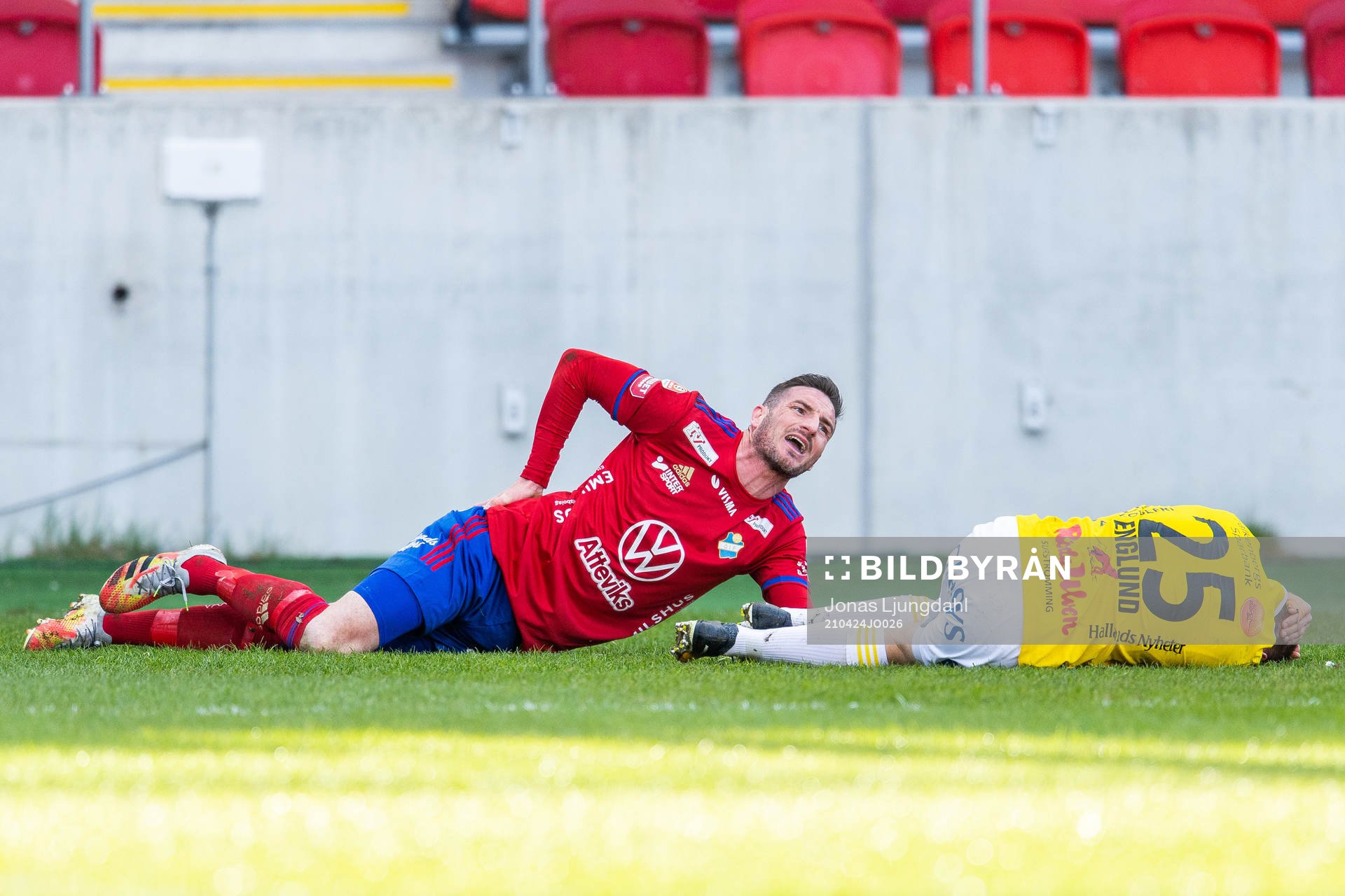 Östers James Keene och Falkenbergs Tobias Englund har ont