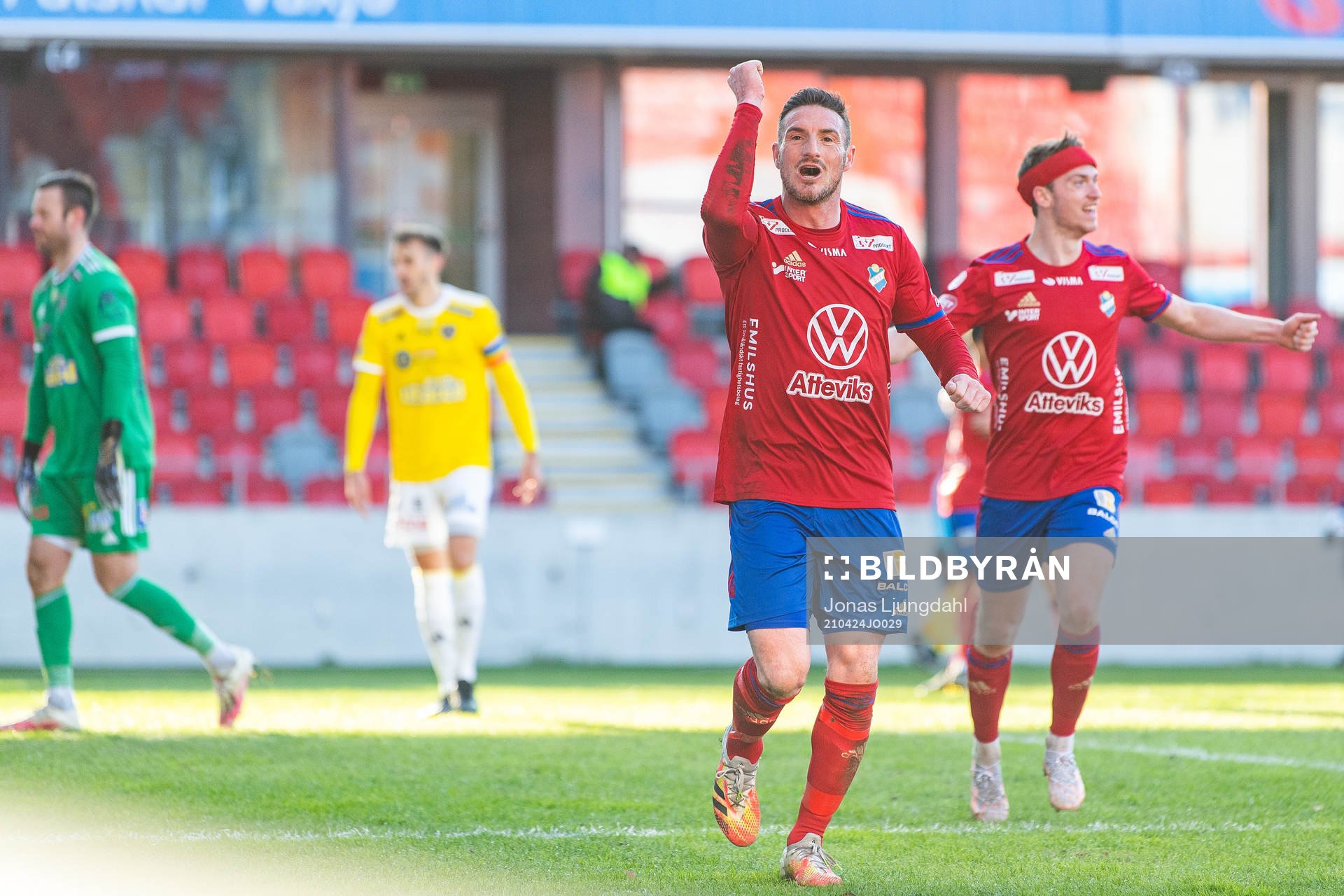 Östers James Keene jublar