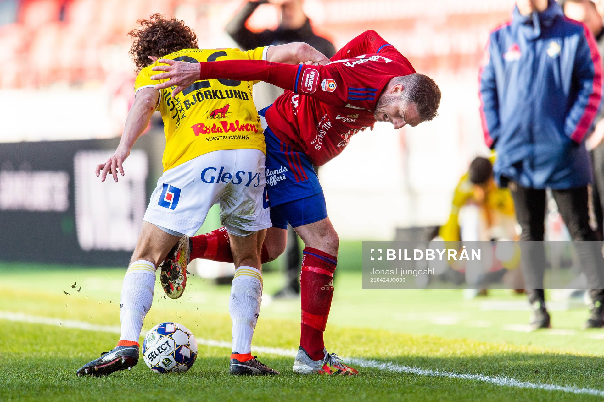 Falkenbergs Kalle Björklund och Östers James Keene i kamp