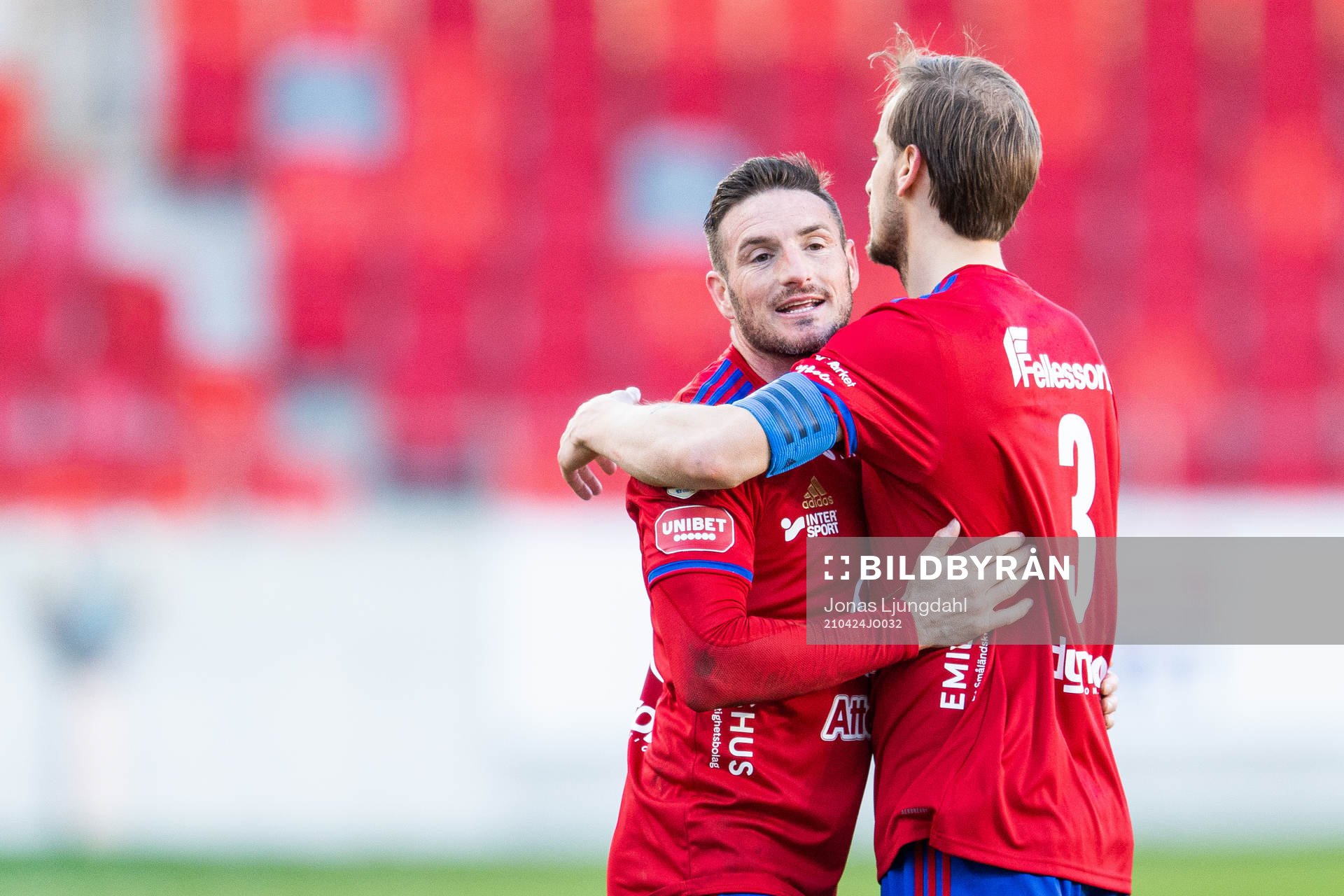 Östers James Keene och Månz Berg jublar efter fotbollsmatchen i Superettan mellan Öster och Falkenberg den 24 april 2021 i Växjö. 