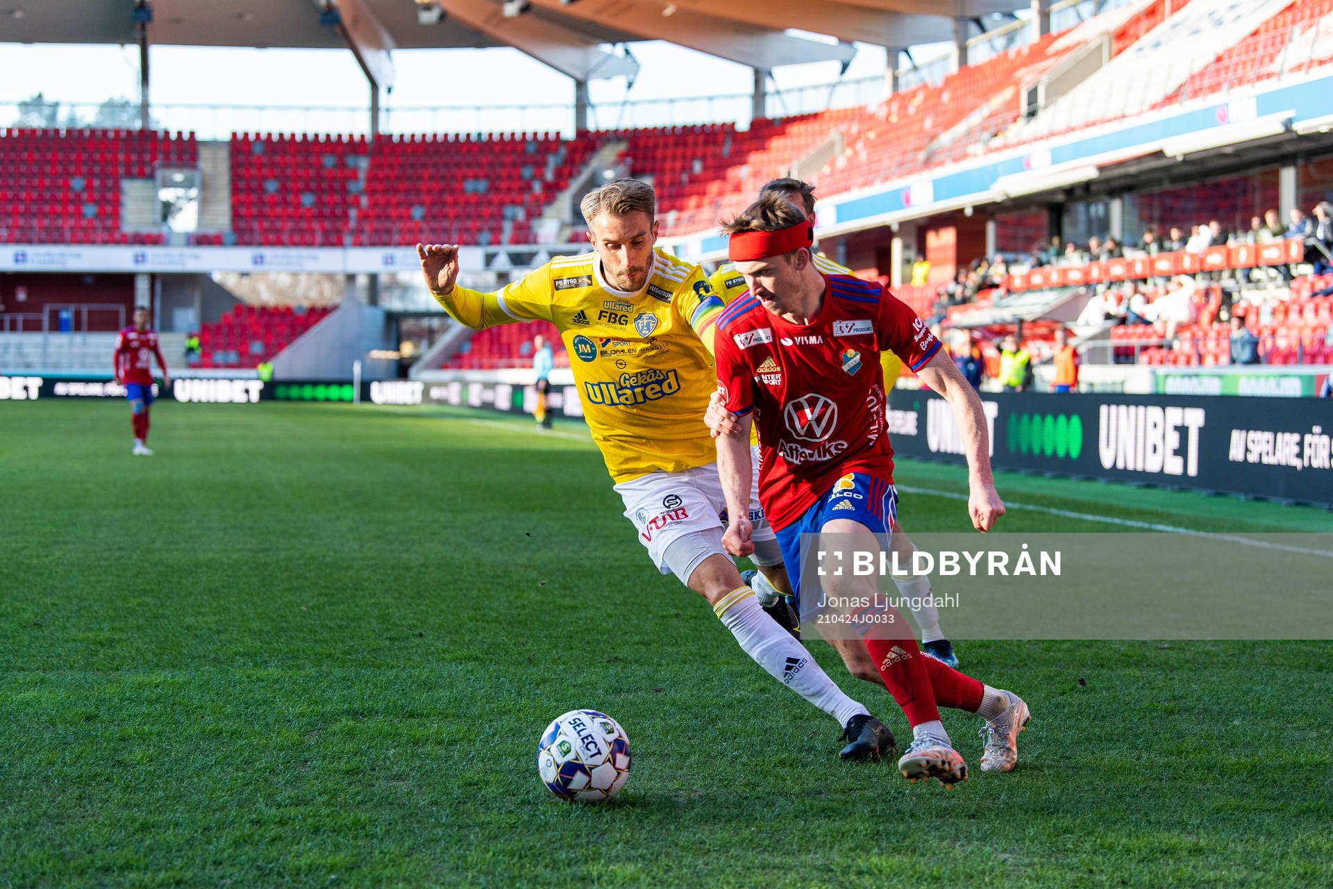 Falkenbergs Tobias Karlsson och Östers Carl Johansson under fotbollsmatchen i Superettan mellan Öster och Falkenberg den 24 april 2021 i Växjö.