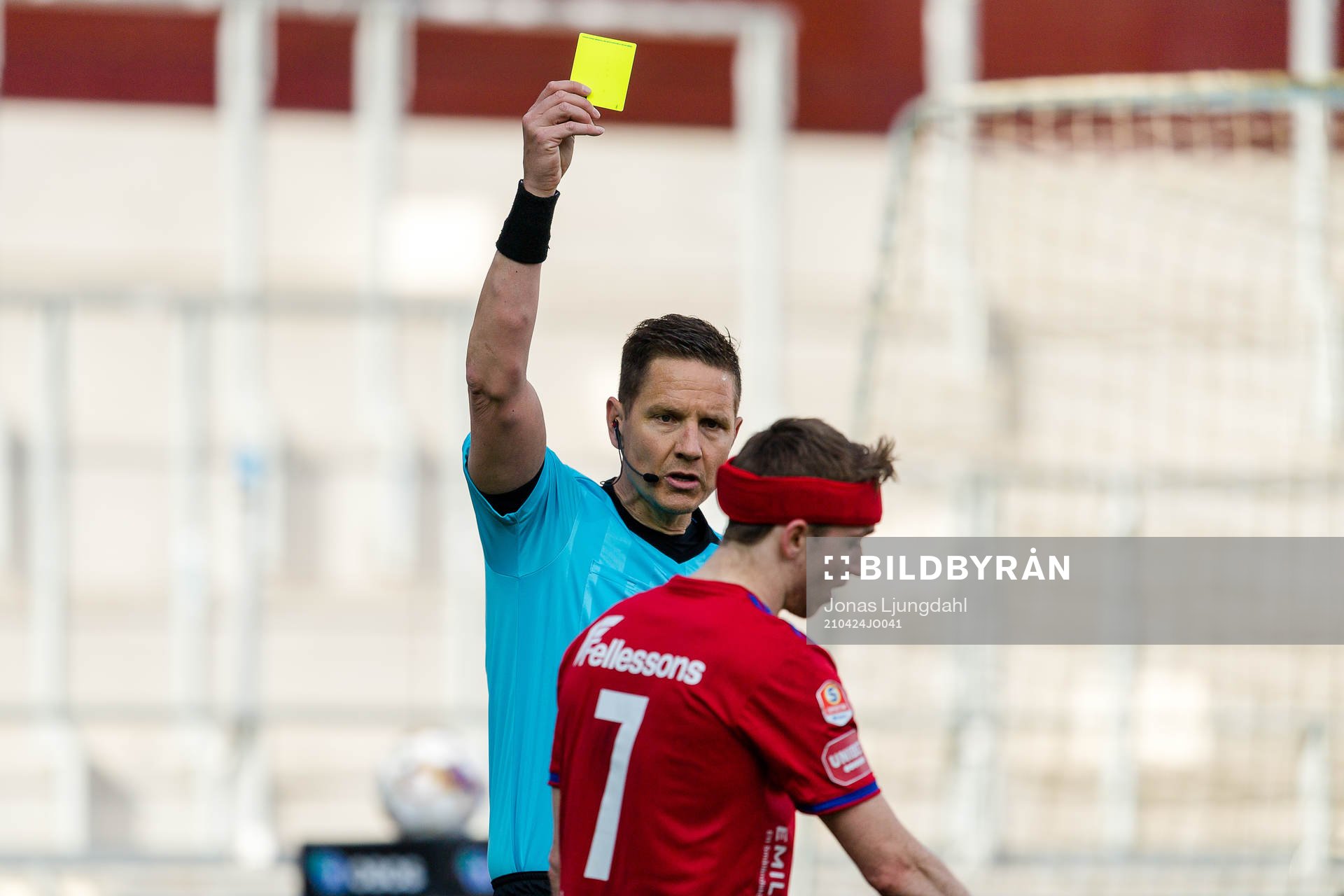 Domare Martin Strömbergsson delar ut ett gult kort till Östers Carl Johansson under fotbollsmatchen i Superettan mellan Öster och Falkenberg den 24 april 2021 i Växjö.